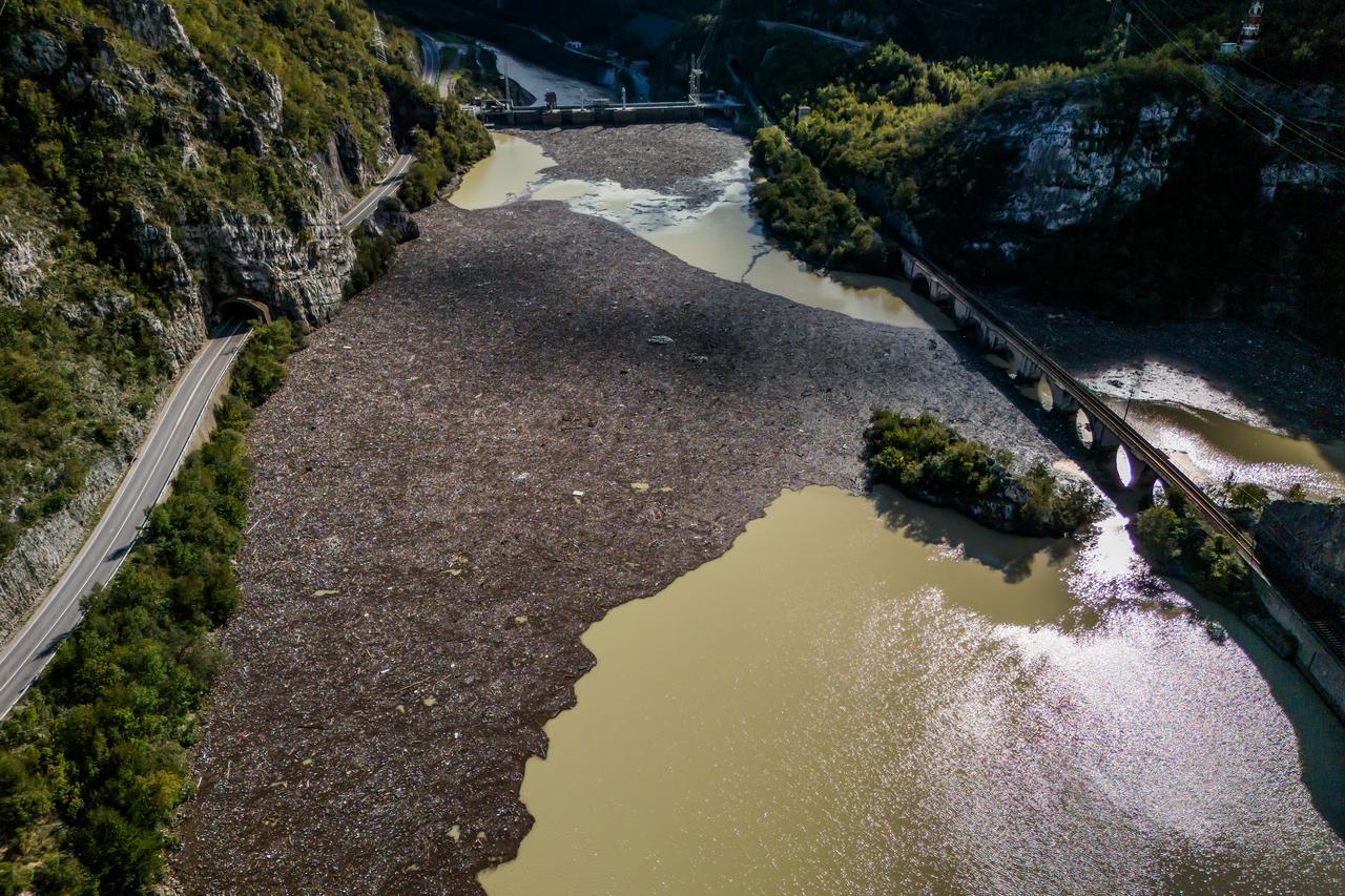 Pogled iz zraka na Neretvu i branu Grabovica gdje se nakupilo smeće nakon poplava