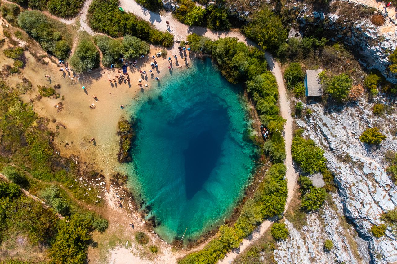 Pogled iz zraka na Veliko vrilo Cetine, zeleno oko Dalmacije