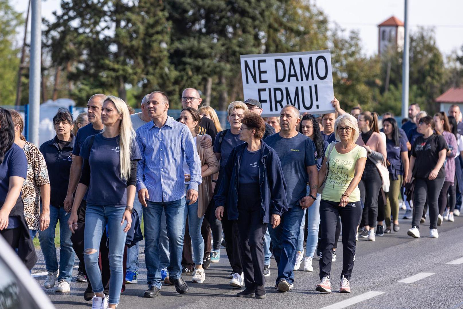 06.10.2023., Osijek - Radnici Drave International u koloni stigli ispred ulaza u tvornicu sa transparentima podrske vlasniku Zvonku Bedeu. Photo: Davor Javorovic/PIXSELL