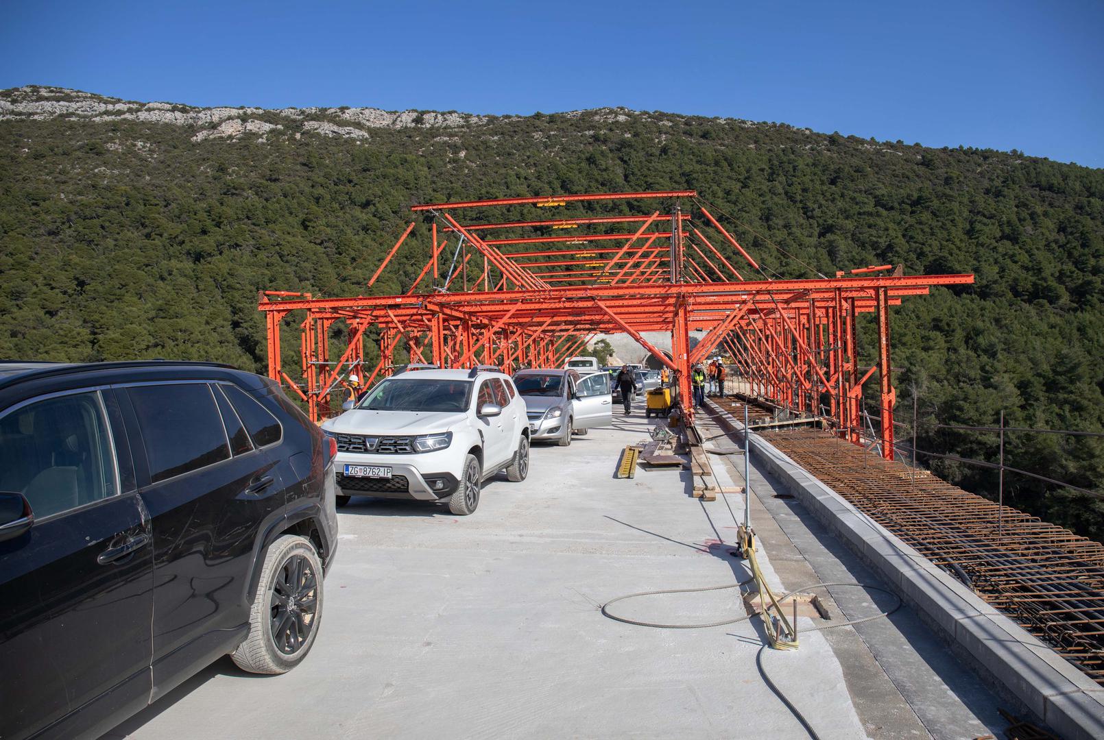 09.02.2023.,Ston - Potpredsjednik Vlade i ministar mora, prometa i infrastrukture Oleg Butkovic obisao je radove u sklopu izgradnje obilaznice Stona, zavrsne faze projekta „Cestovne povezanosti s juznom Dalmacijom“. Uz potpredsjednika Vlade i ministra Butkovica obilasku su nazocili i predstavnici Hrvatskih cesta te regionalne i lokalne vlasti s podrucja Dubrovacko-neretvanske zupanije. Photo: Grgo Jelavic/PIXSELL