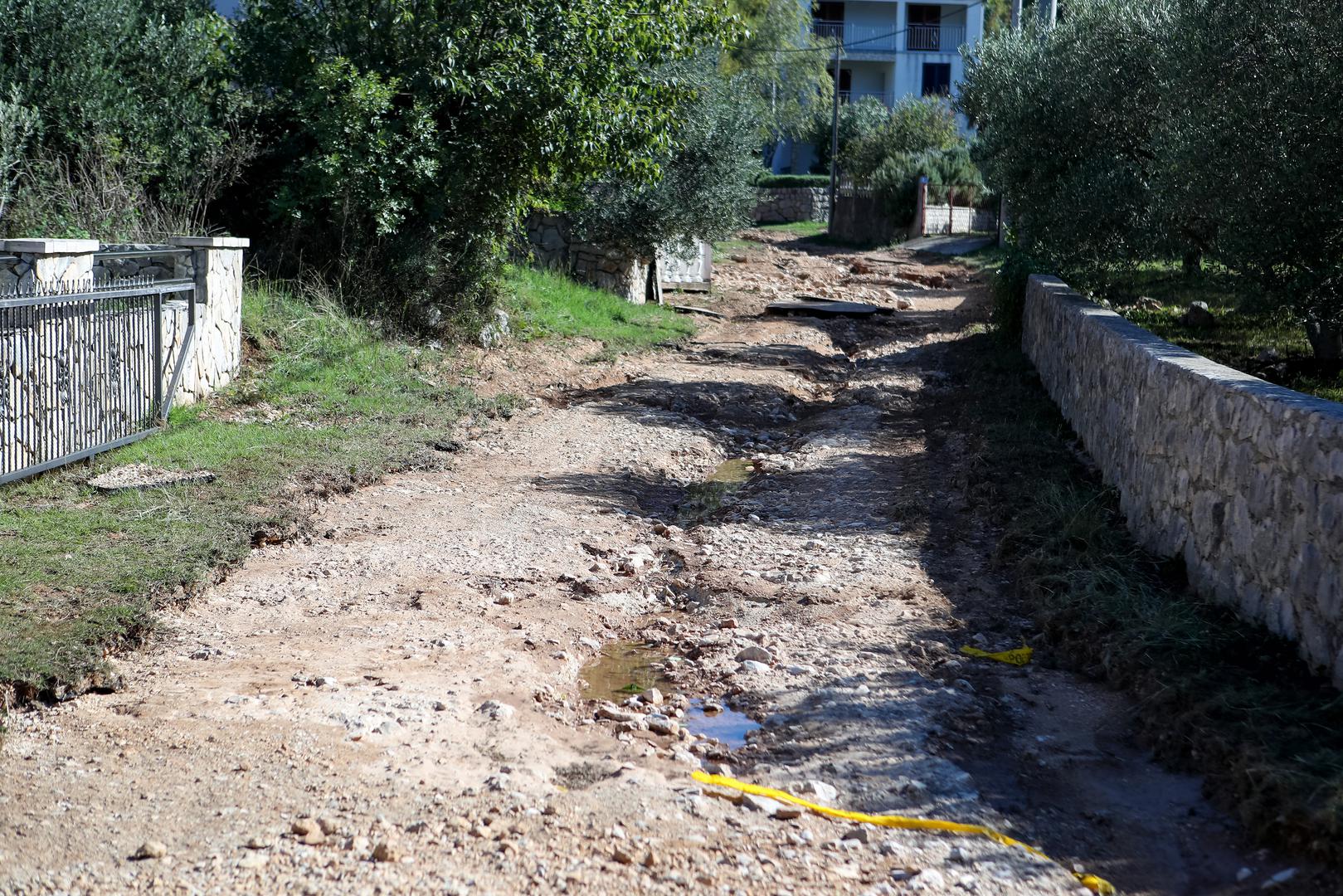 Na području Novigradskog i Karinskog mora, rano ujutro je u kratkom vremenu palo preko 50 litara kiše po četvornom metru, dok su lokalna neslužbena mjerenja zabilježila i do 90 litara.