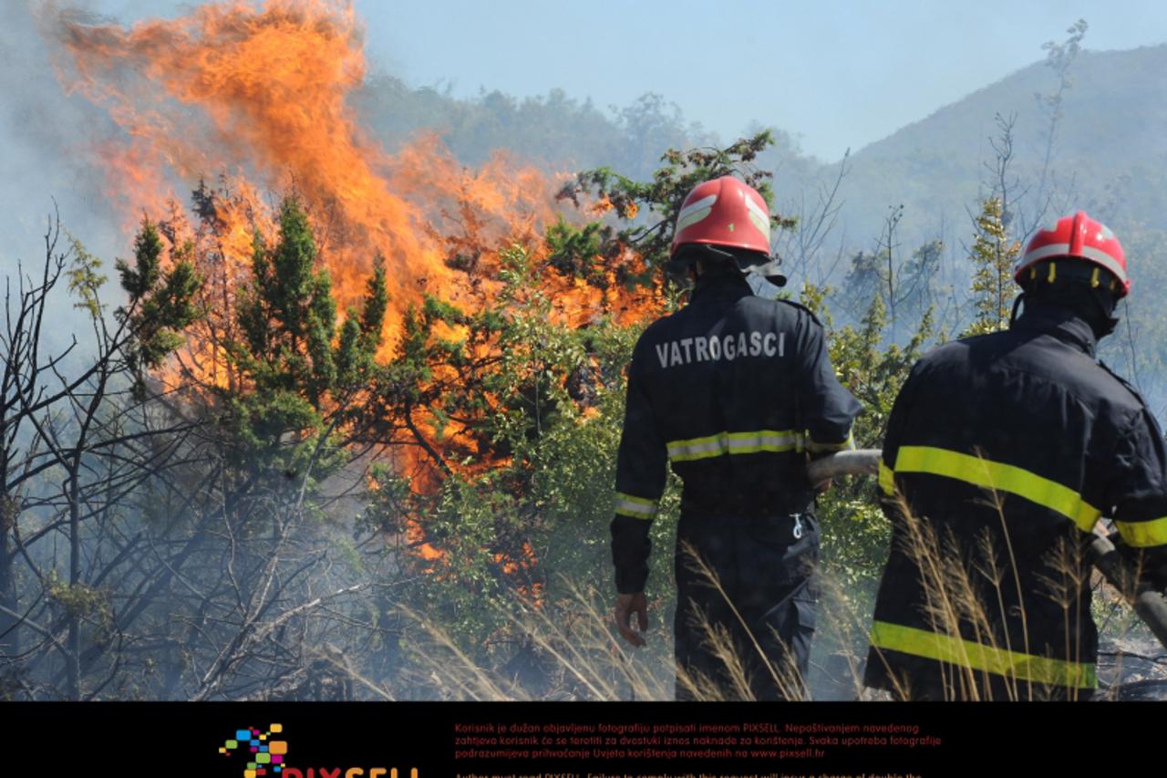 '20.08.2012., Perkovic - Novi pozar izbio je na podrucju Sibenko-kninske zupanija, na podrucju Perkovica i Vrpolja. Uz vatrogasce pozar gase i dva kanadera.  Photo: Hrvoje Jelavic/PIXSELL'