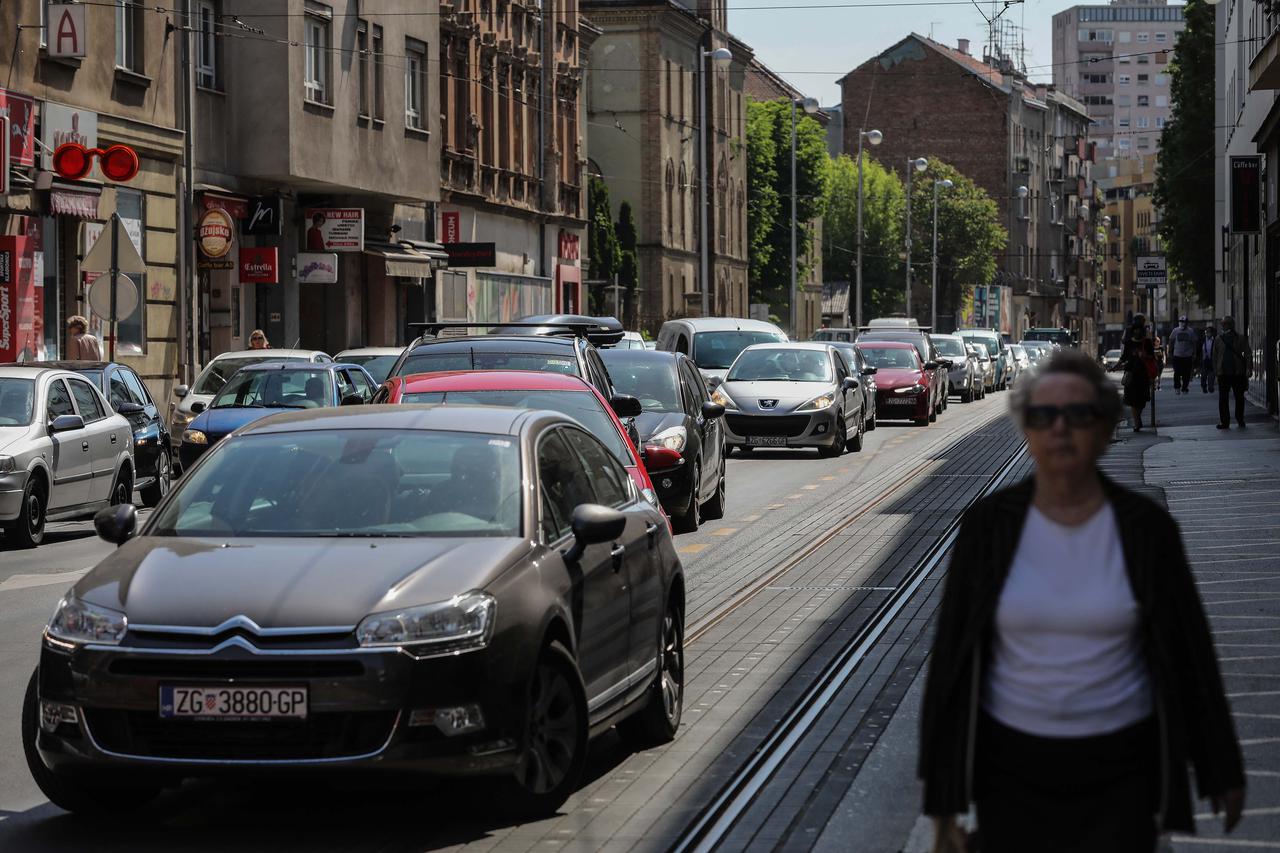 Zagreb: Zbog radova na skidanju dimnjaka sa zgrada nastala je velika prometna gužva