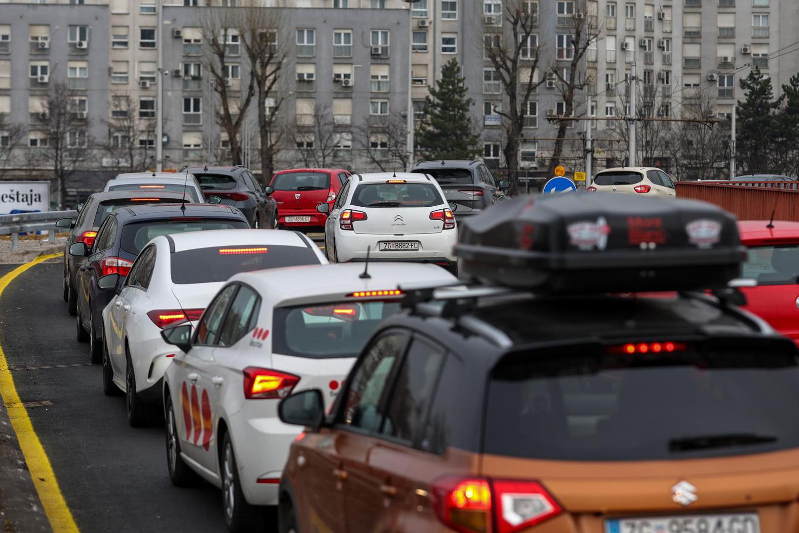 04.03.2024., Zagreb - Nova regulacija prometa radi radova sanacije prijelaznih naprava i izvanrednog odrzavanja Jadranskog mosta. Za vrijeme izvodjenja radova, za promet ce biti zatvoren istocni kolnik mosta, a sav promet odvijat ce se dvosmjerno po zapadnom kolniku, u dva prometna traka za svaki smjer. U zoni radova na Jadranskom mostu bit ce onemoguceno kretanje pjesaka i biciklista, koji ce biti preusmjereni preko starog Savskog mosta. Photo: Igor Kralj/PIXSELL