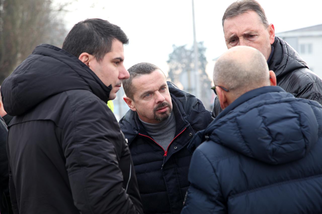 Ispred rafinerije održana konferencija za medije o najavljenom zatvaranju