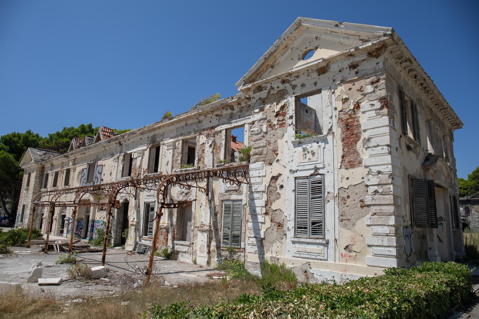 09.08.2024., Kupari, Zupa dubrovacka - Razruseni i napusteni kompleks hotela u Kuparima. Photo: Grgo Jelavic/PIXSELL