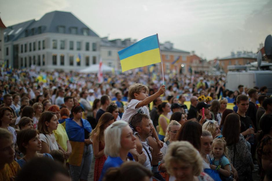 People take part in a demonstration to mark Ukraine's Independence Day, as Russia's invasion of Ukraine continues, in the Old Town in Warsaw