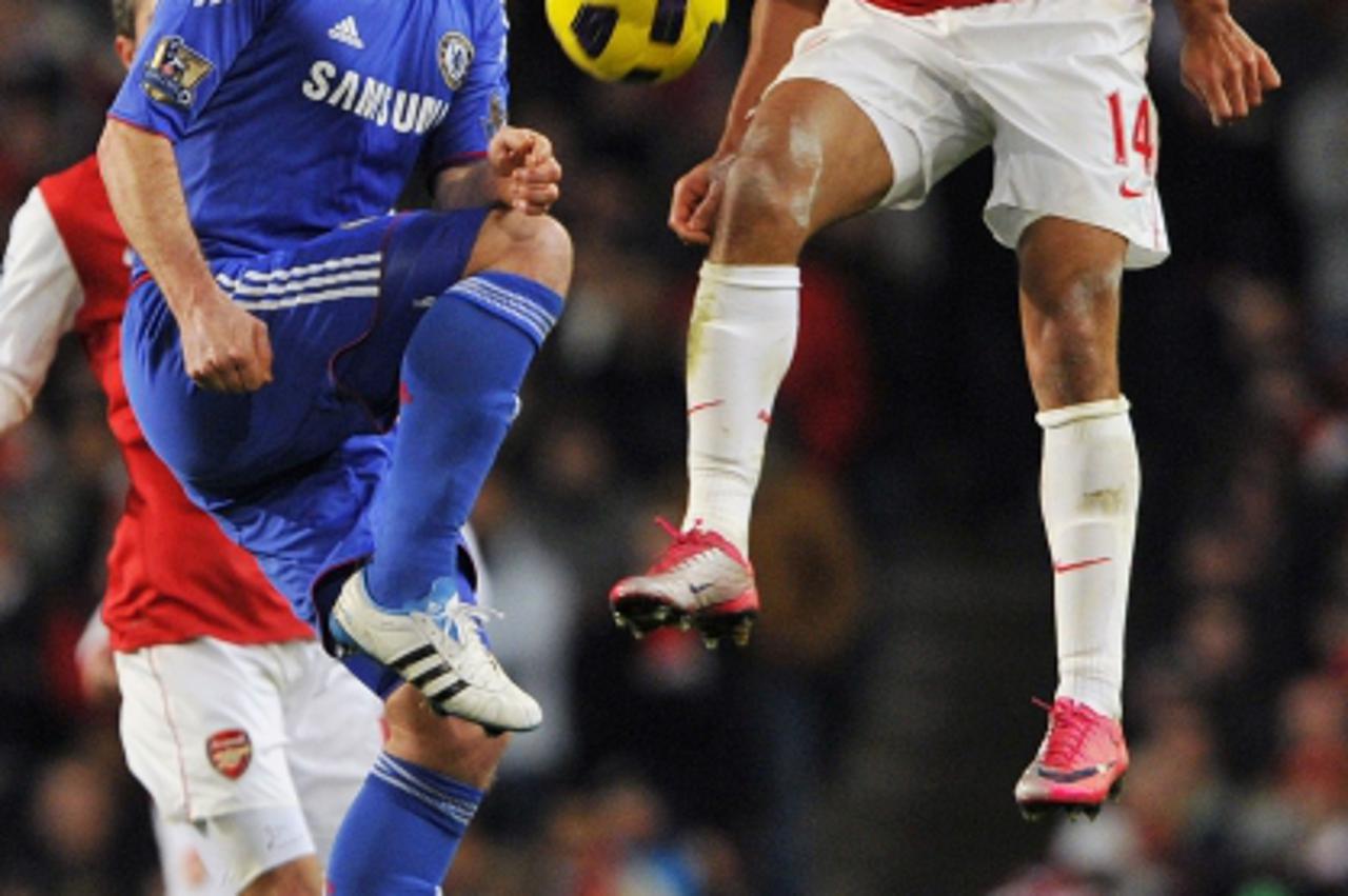 \'Arsenal\'s English striker Theo Walcott (R) vies with Chelsea\'s English midfielder Frank Lampard (L) during their English Premier League football match against Chelsea at the Emirates Stadium, Lond