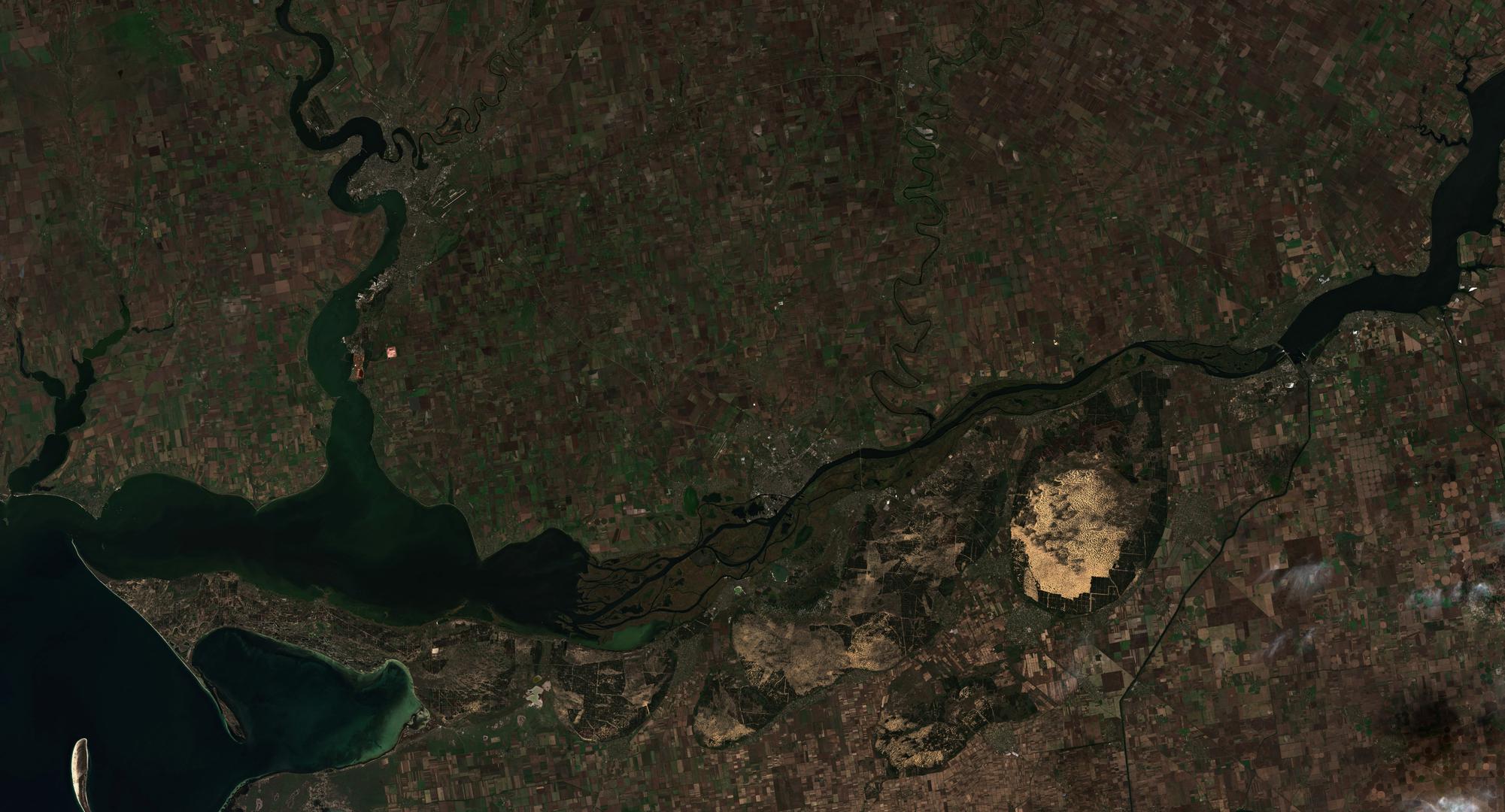 A satellite image shows a view of the location of the Kakhovka dam and the surrounding region, including Kherson city, in Kherson Oblast, Ukraine, October 16, 2022.  European Union/Copernicus Sentinel-2 L2A/Handout via REUTERS    THIS IMAGE HAS BEEN SUPPLIED BY A THIRD PARTY. MANDATORY CREDIT Photo: European Union/Copernicus Sentin/REUTERS