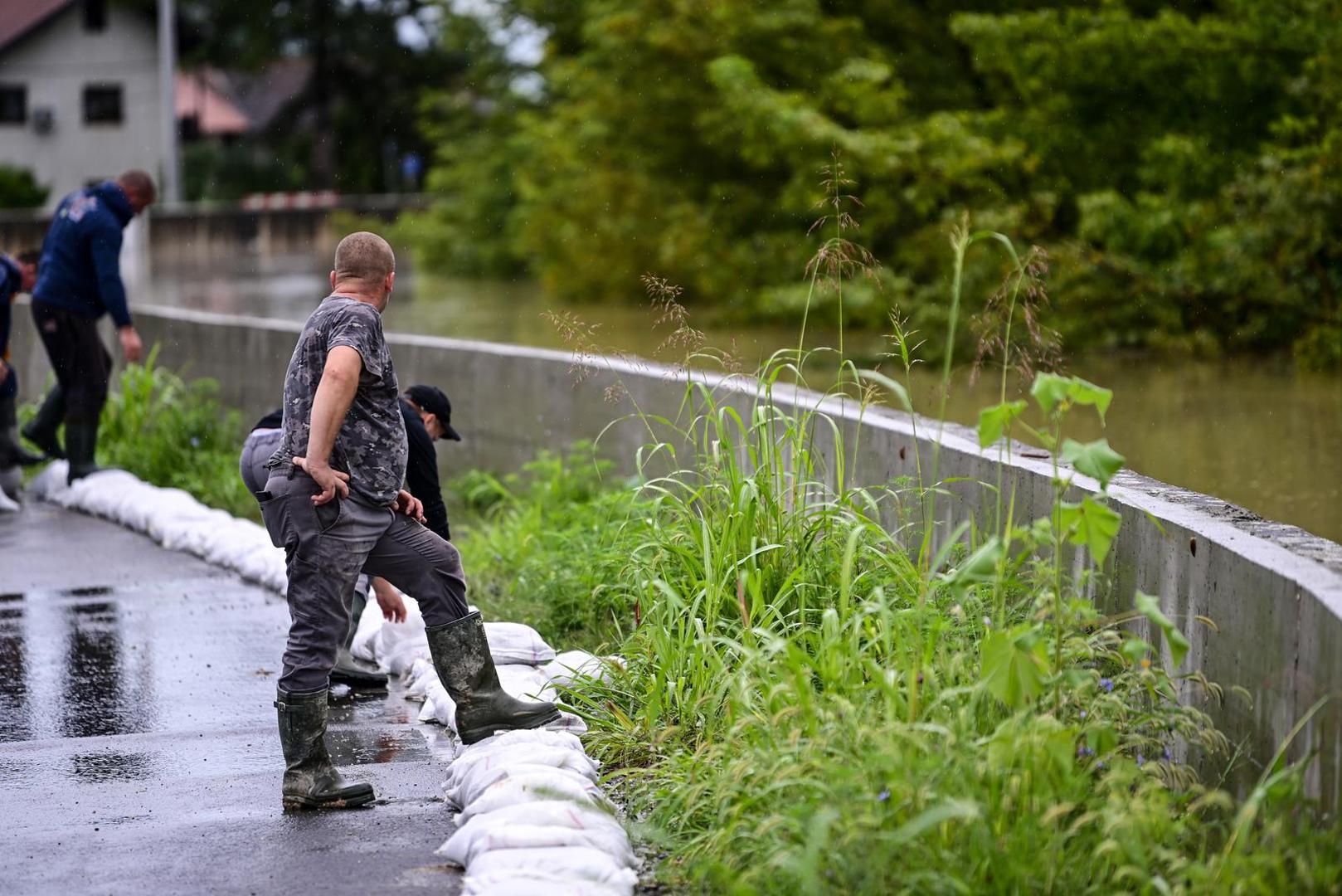 06.08.2023., Zagreb -  Uvedeno je izvanredno stanje obrane od poplava u naseljima oko Rugvice. Stanovnici Narta Savskog pune vreće pijeska kako bi zaštitili svoje kuće. Photo: Igor Soban/PIXSELL