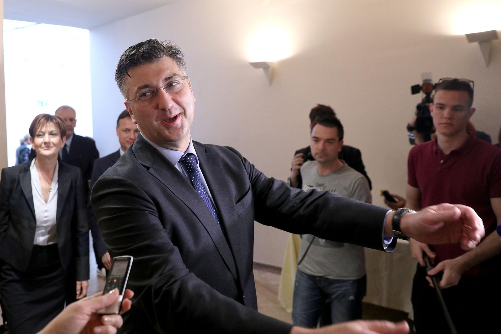 Uz političke uspjehe, Plenković je doživio i osobne promjene. Osim sina Marija, dobio je kćer Milu i sina Ivana, a uz njihovu podršku prigrlio je nove tehnologije, koristeći platforme poput TikToka u svojim kampanjama.