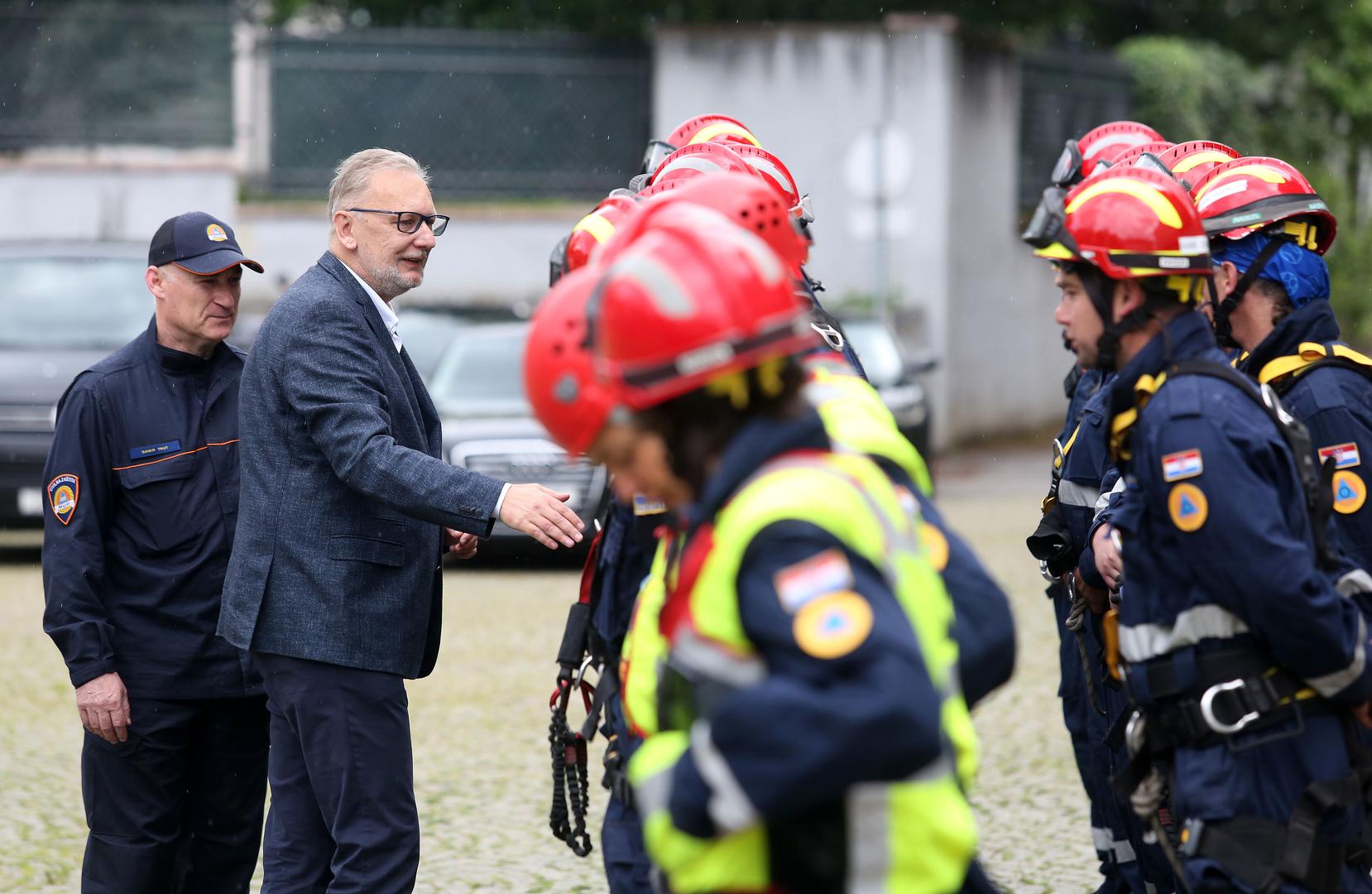 Ministar unutarnjih poslova Davor Božinović na ostrojavanju državne intervencijske postrojbe civilne zaštite na poligonu Vatrogasne škole u Zagrebu.