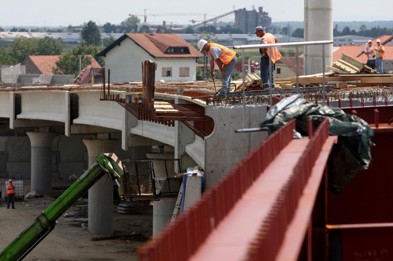 '10.08.2010. Veliko polje, Zagreb - Gradiliste buduce autoceste Zagreb - Sisak, radnici rade celicnu konstrukciju za nadvoznjak iznad Velikogoricke ceste u Velikom polju. Photo: Boris Scitar/PIXSELL'