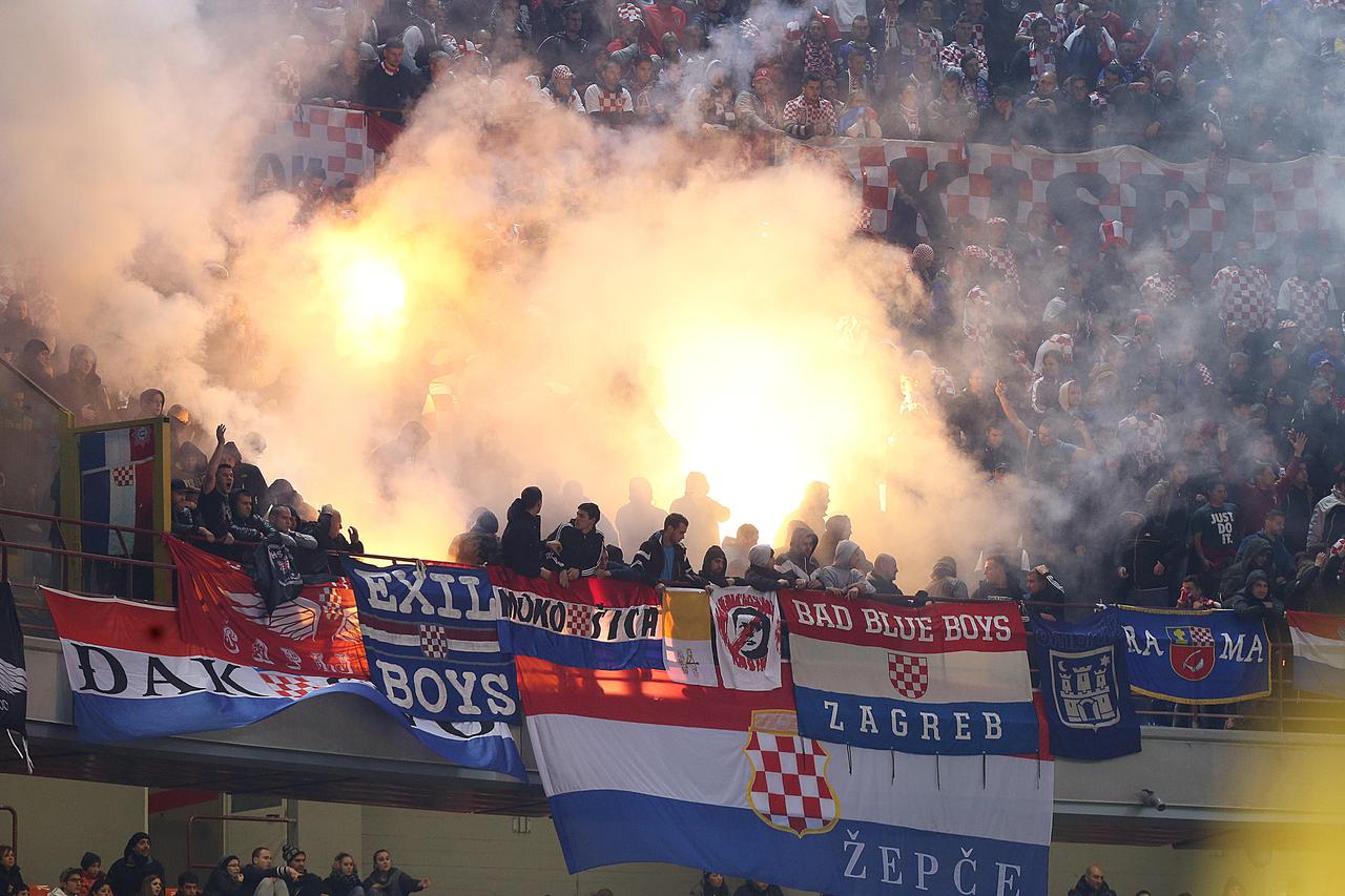 16.11.2014., Milano, stadion San Siro - Kvalifikacijska utakmice Italija - Hrvatska za odlazak na Europsko prvenstvo. Hrvatski navijaci zapalili su nekoliko baklji, a neke od njih zavrsile su i na travnjaku.  Photo: Goran Stanzl/PIXSELL