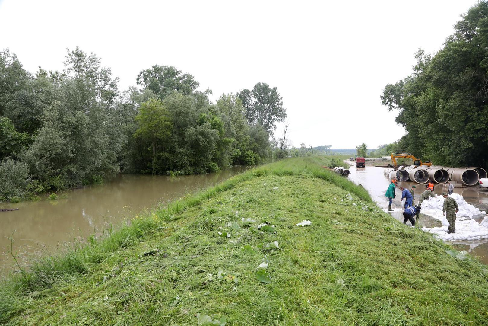 19.05.2023., Petrinja - Doslo je do probijanja rijeke Kupe kroz kanalizacijski sustav u Ulici Antuna Mihanovica te je poslana vojska kako bi se osiguralo mjesto gdje je probila voda. Photo: Edina Zuko/PIXSELL