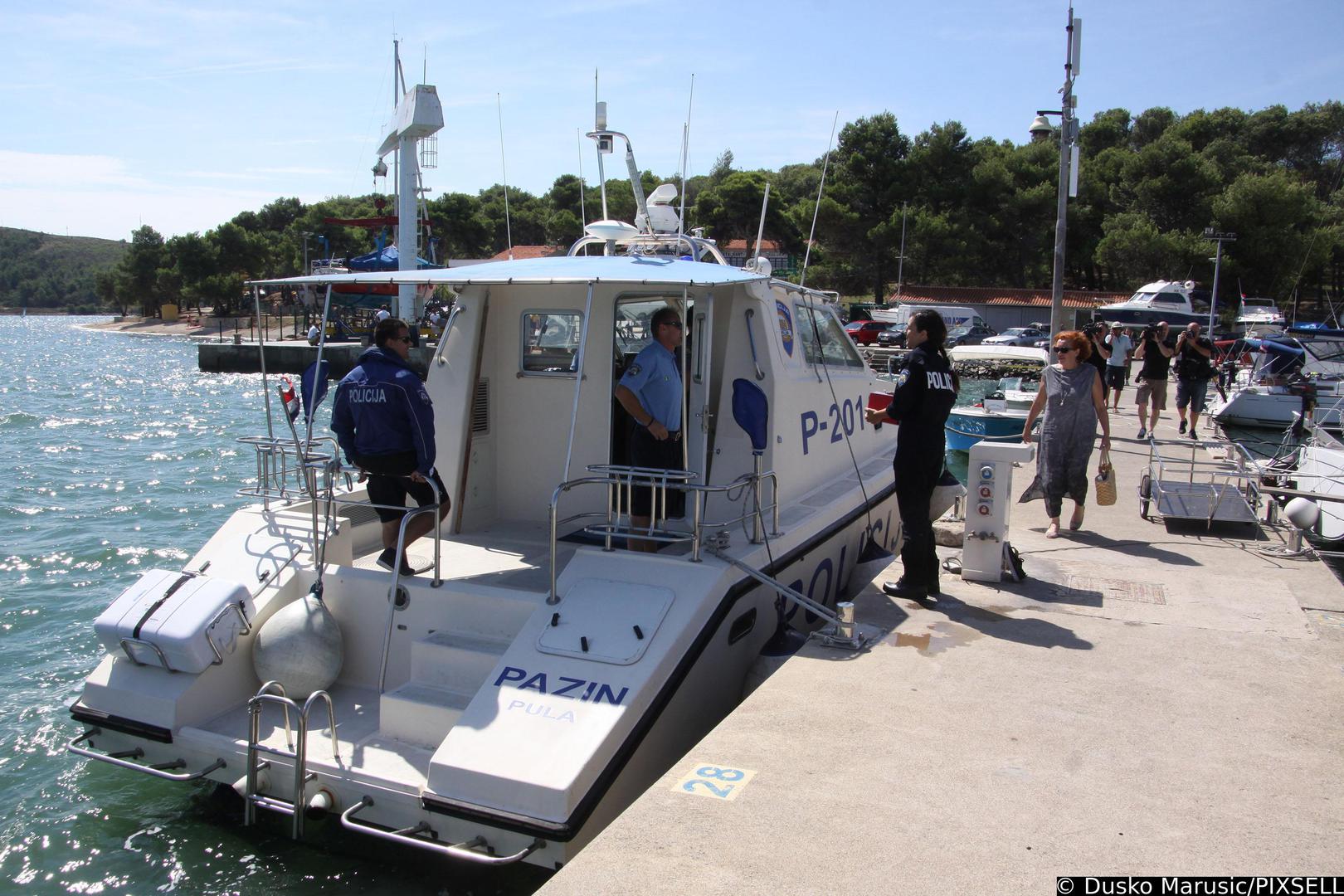 02.09.2013., Medulin - U Aci marini  zapocela akcija izvlacenja ostataka aviona koji je pao u more nedaleko ACI-jeve marine u Pomeru. Cijelu akciju nadgleda Dinko Vadanovic iz Agencije za istrazivanje nesreca i ozbiljnih nezgoda zrakoplova Ministarstva pomorstva, prometa i infrastrukture te  Mirjana Zenzerovic, zamjenica zupanijske drzavne odvjetnicerPhoto: Dusko Marusic/PIXSELLr