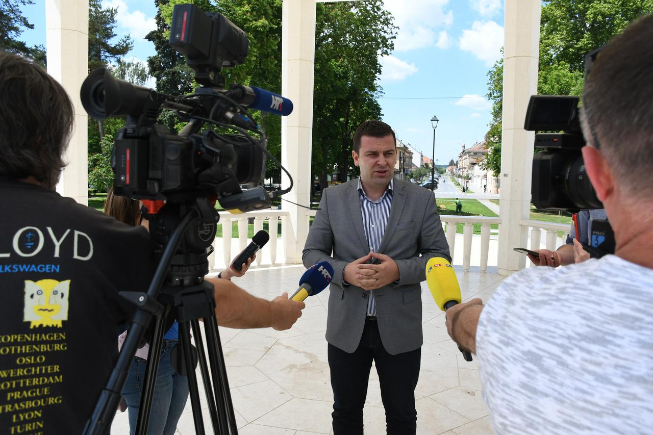 Bjelovarski gradonačelnik Dario Hrebak održao konferenciju kako bi odgovorio na prozivku SDP-a