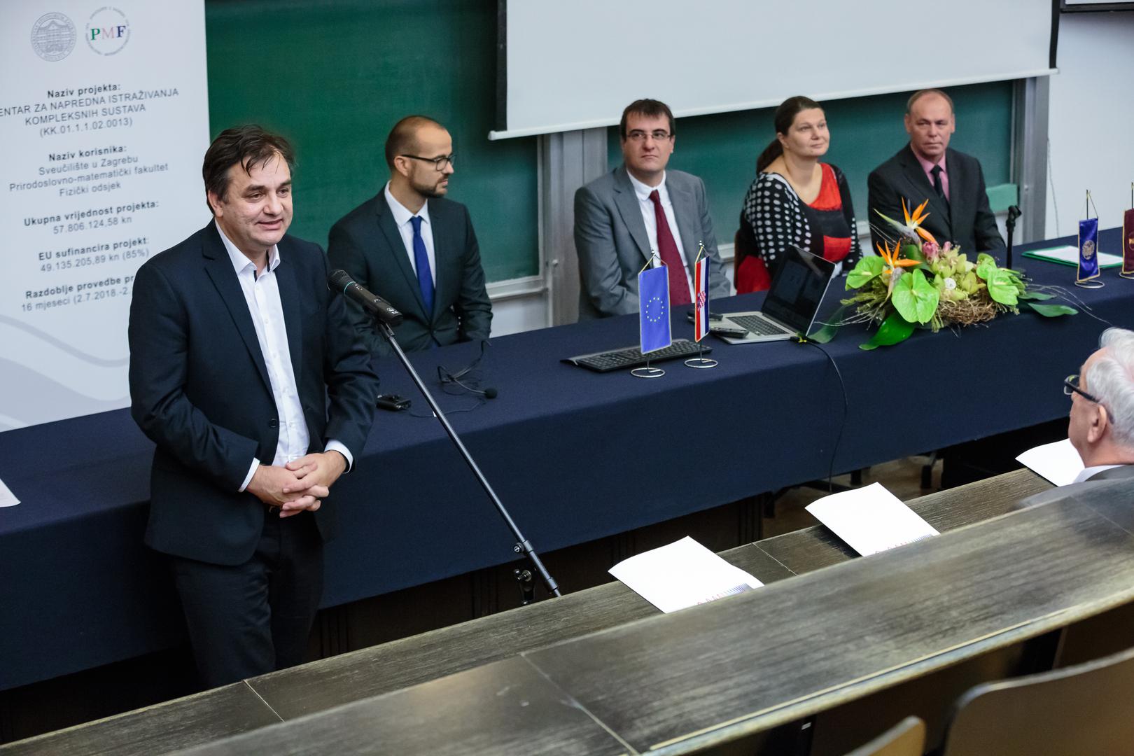 Dr.sc. Tome Antičić, državni tajnik u MZO, doc.dr.sc. Mihael Grbić, doc.dr.sc. Emil Tafra, dekanica PMF-a prof.dr.sc. Aleksandra Čižmešija i pročelnik Fizičkog odsjeka PMF-a prof.dr.sc. Miroslav Požek