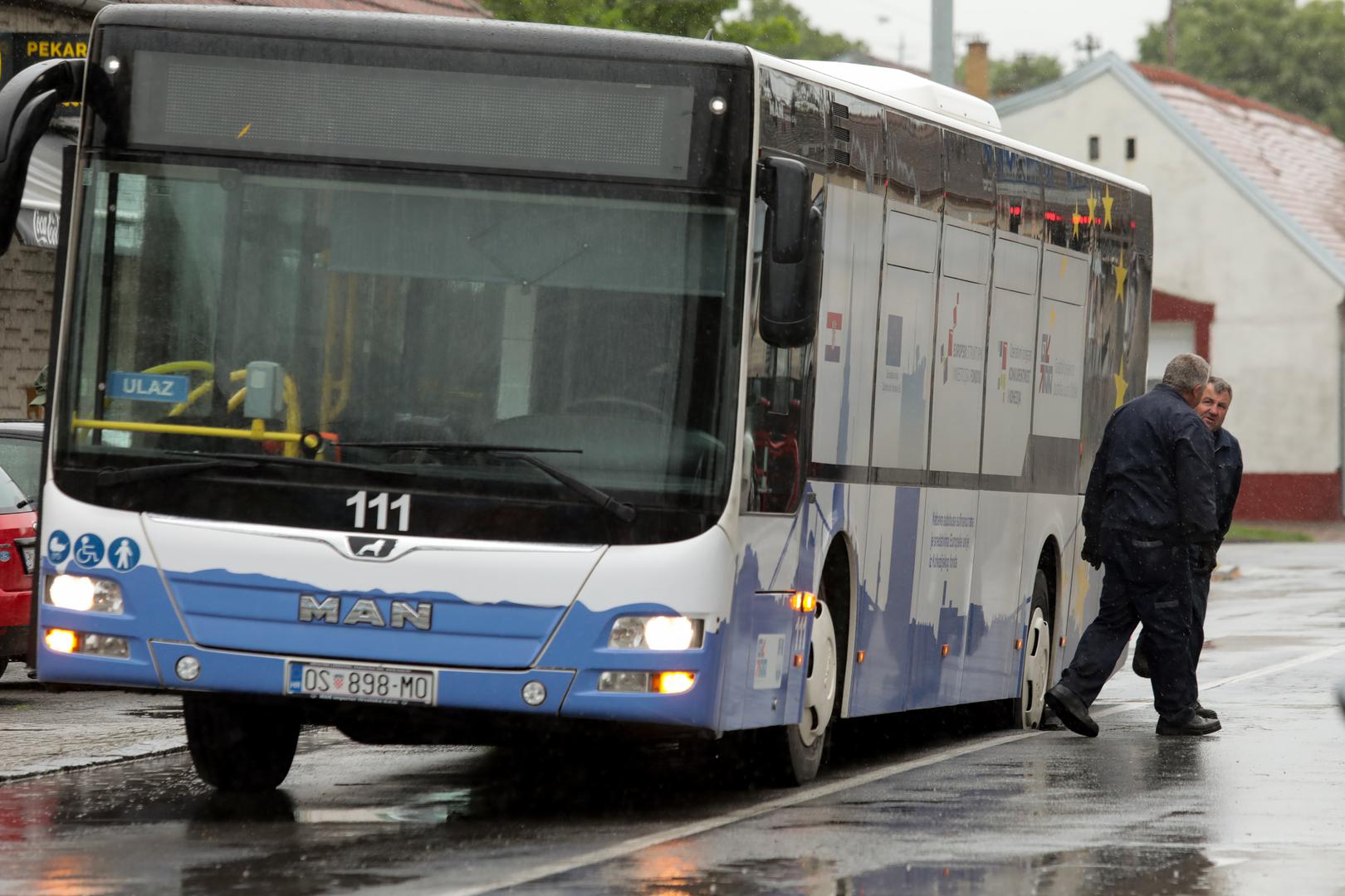 20.05.2021., Osijek - Jutros je pod tezinom autobusa GPP-a popustio asfalt u Ulici kralja Petra Svacica. Photo: Dubravka Petric/PIXSELL