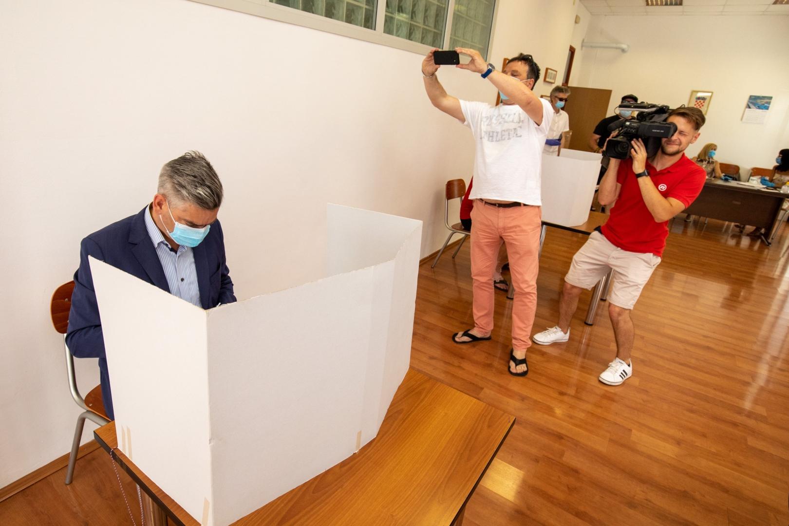 05.07.2020., Pula - Predsjednik IDS-a Boris Miletic glasovao je na birackom mjestu Vodotoranj MO Nova Veruda. Na glasanje je dosao u pratnji supruge Lare.

Photo: Srecko Niketic/PIXSELL