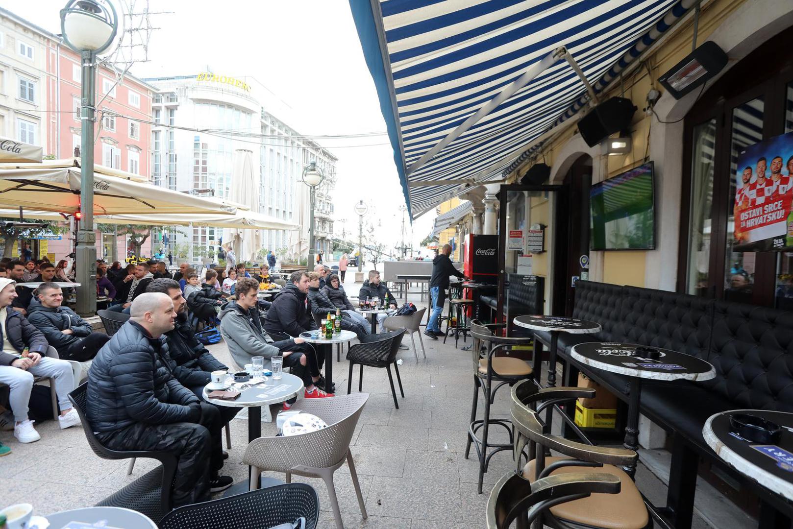 23.11.2022., Rijeka - Rijecani po kaficima na Korzu prate prijenos nogometne utakmice Hrvatska - Maroko.  Photo: Goran Kovacic/PIXSELL