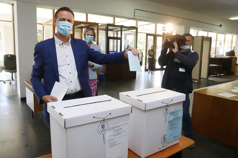 Kandidat za gradonačelnika, Neven Bosilj, izašao na biralište