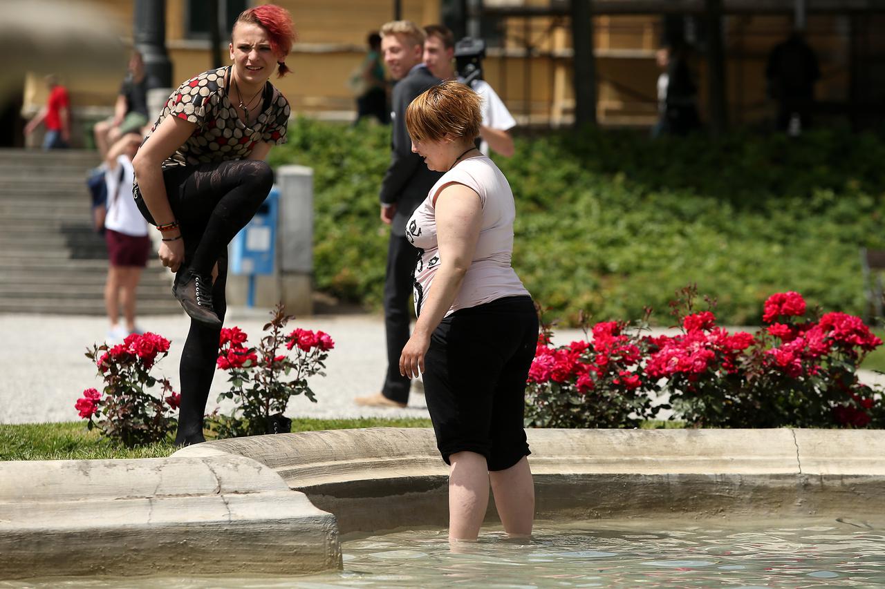 23.05.2014., Zagreb - Sparno i toplo vrijeme na zagrebackim ulicama, mnogi su osvjezenje potrazili u parkovima i perivojima, a neki hrabriji osvjezenje su pronasli u parkovskim fontanama.  Photo: Robert Anic/PIXSELL