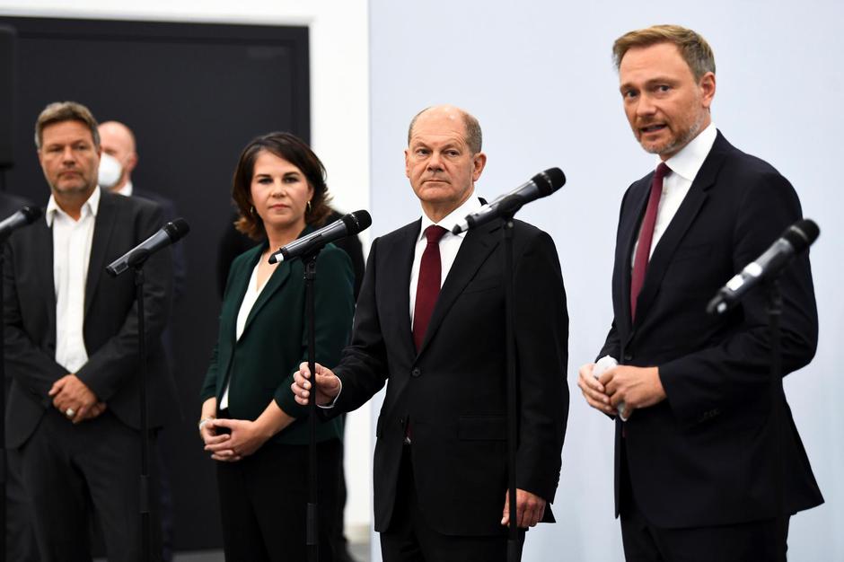 Lideri Zelenih Robert Habeck i Annalena Baerbock, kancelarski kandidat SPD-a Olaf Scholz, čelnik FDP-a Christian Lindner i dvoje predsjednika SPD-a, Norbert Walter-Borjans i Saskia Esken