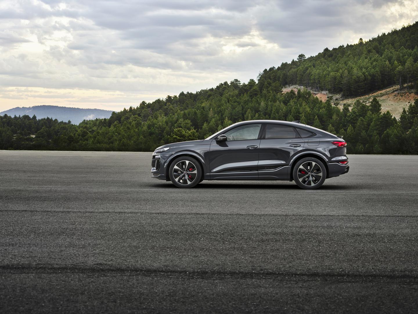 Sportback dinamičnog dizajna kombinira prostranost SUV-a s elegancijom coupéa. Predviđeni početak prodaje novih Q6 Sportback e-tron modela u Hrvatskoj je kraj studenog ove godine, kada će biti poznate i cijene. 