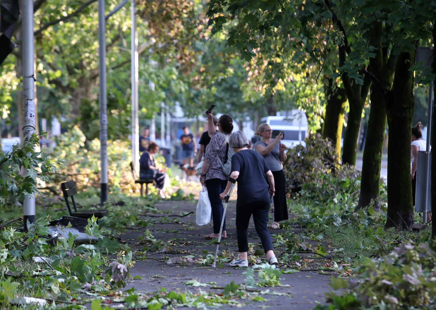 U Brodsko-posavskoj županiji oštećeno je više od 300 krovova, a u Požeško-slavonskoj oko 250 objekata, od čega 50 teže. U Karlovačkoj županiji oštećeno je 350 objekata, a u Sisačko-moslavačkoj više od 100 krovišta na kućama i dva krovišta na školama u Kutini i Gornjoj Gračenici.