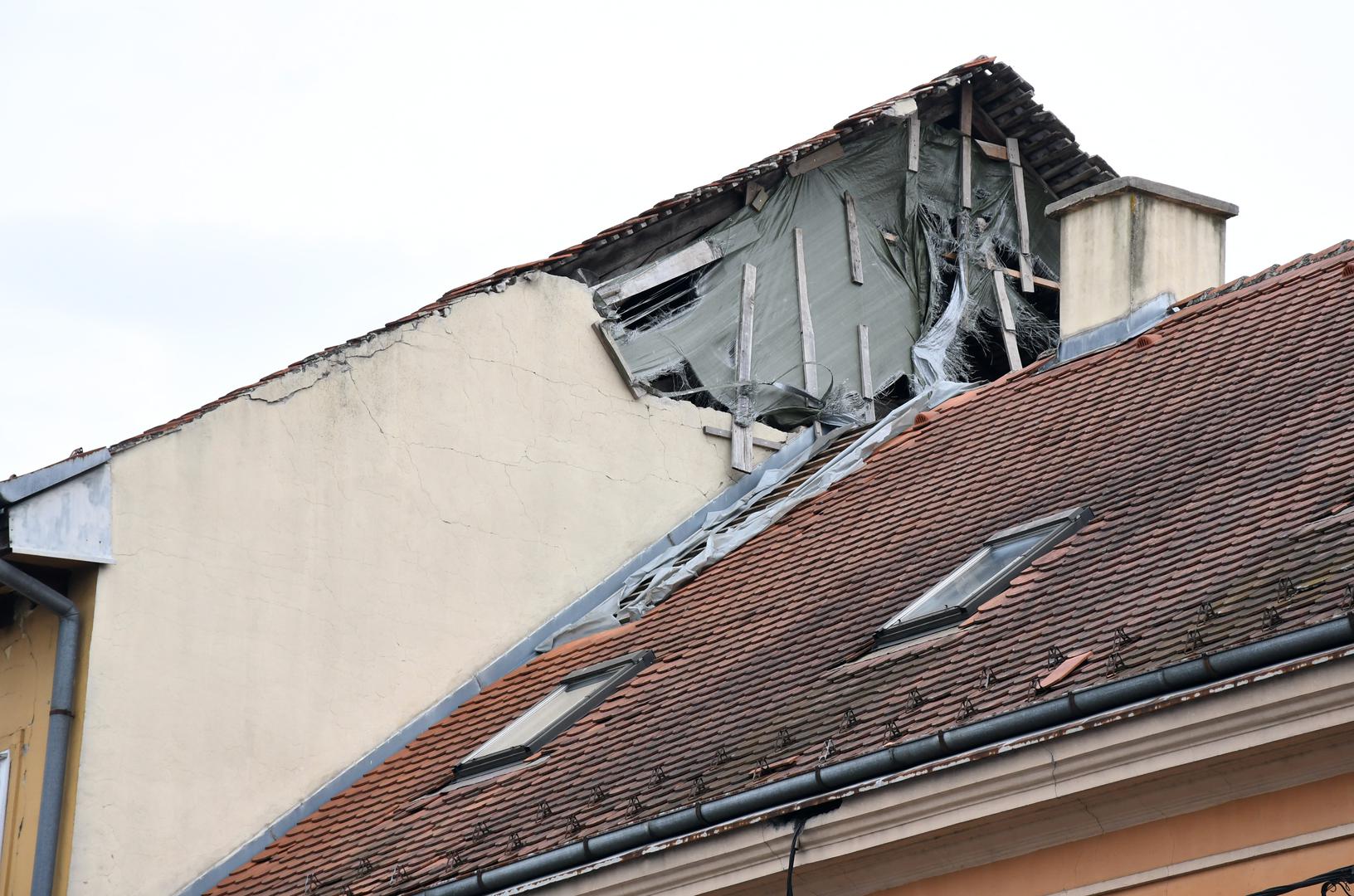 22.02.2024., Sisak - Jak vjetar trga PVC foliju koja prekriva ostecenja na zabatnim zidovima kuca nastala u potresu 2020. godine. Photo: Nikola Cutuk/PIXSELL