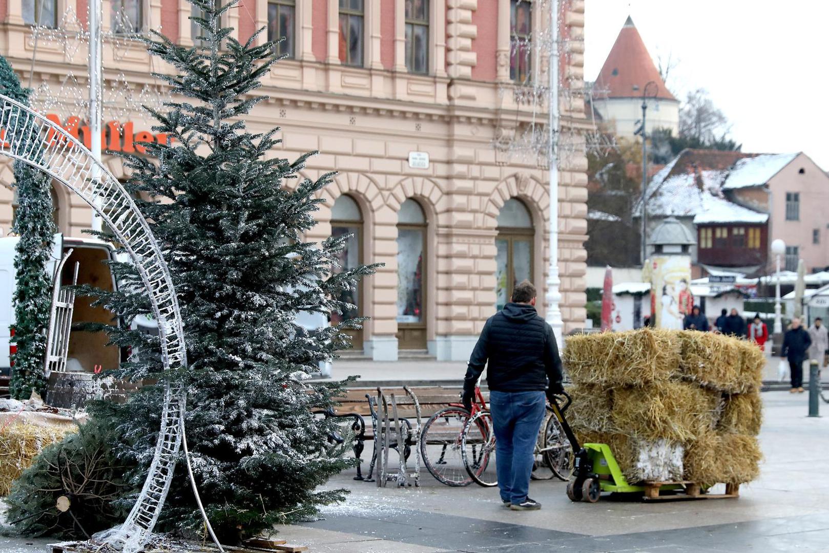 13.12.2022., Zagreb -Zbog planiranog doceka nogometne reprezentacije nakon Svjetskog prvenstva uklanjaju se bozicne dekoracije sa Trga bana Jelacica. Photo: Patrik Macek/PIXSELL