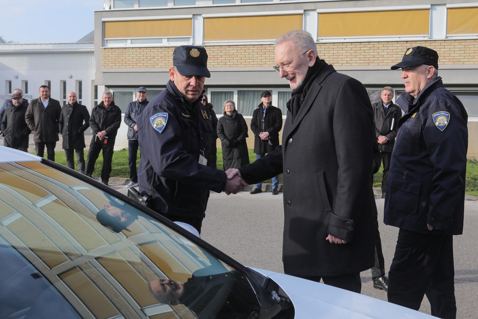 15.12.2022., Zagreb - Na Policijskoj akademiji potpredsjednik Vlade i ministar unutarnjih poslova RH dr. sc. Davor Bozinovic prisustvovao je primopredaji novih vozila s policijskim obiljezjima za policijske uprave. Radi se o primopredaji novog kontingenta od 175 vozila s policijskim obiljezjima marke Ford Focus Connected 1.5 EcoBlue od kojih je njih 50 bilo izlozeno na platou Policijske akademije. Photo: Tomislav Miletic/PIXSELL