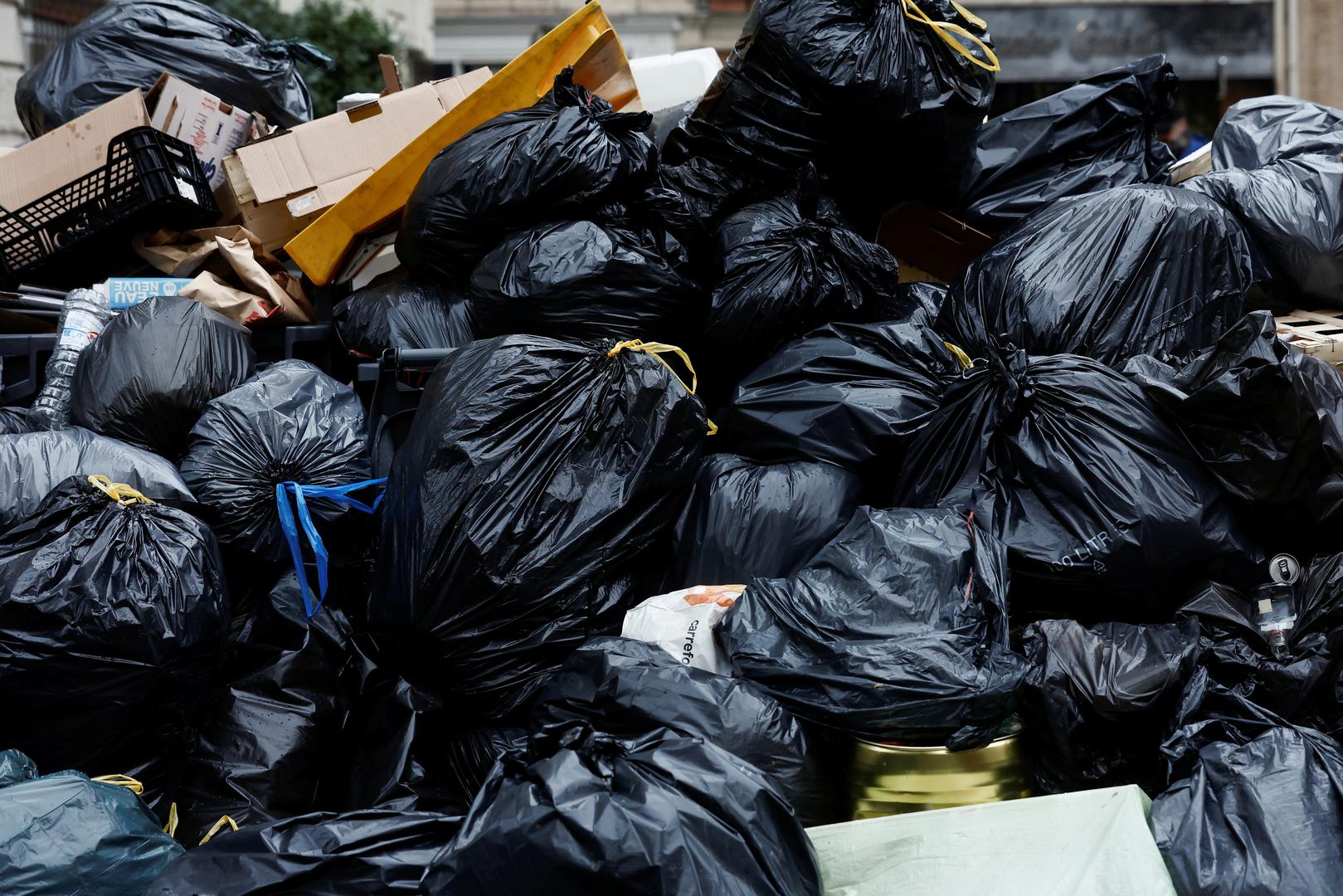 A view of a street where garbage cans are overflowing, as garbage has not been collected, in Paris, France March 13, 2023. REUTERS/Benoit Tessier Photo: BENOIT TESSIER/REUTERS