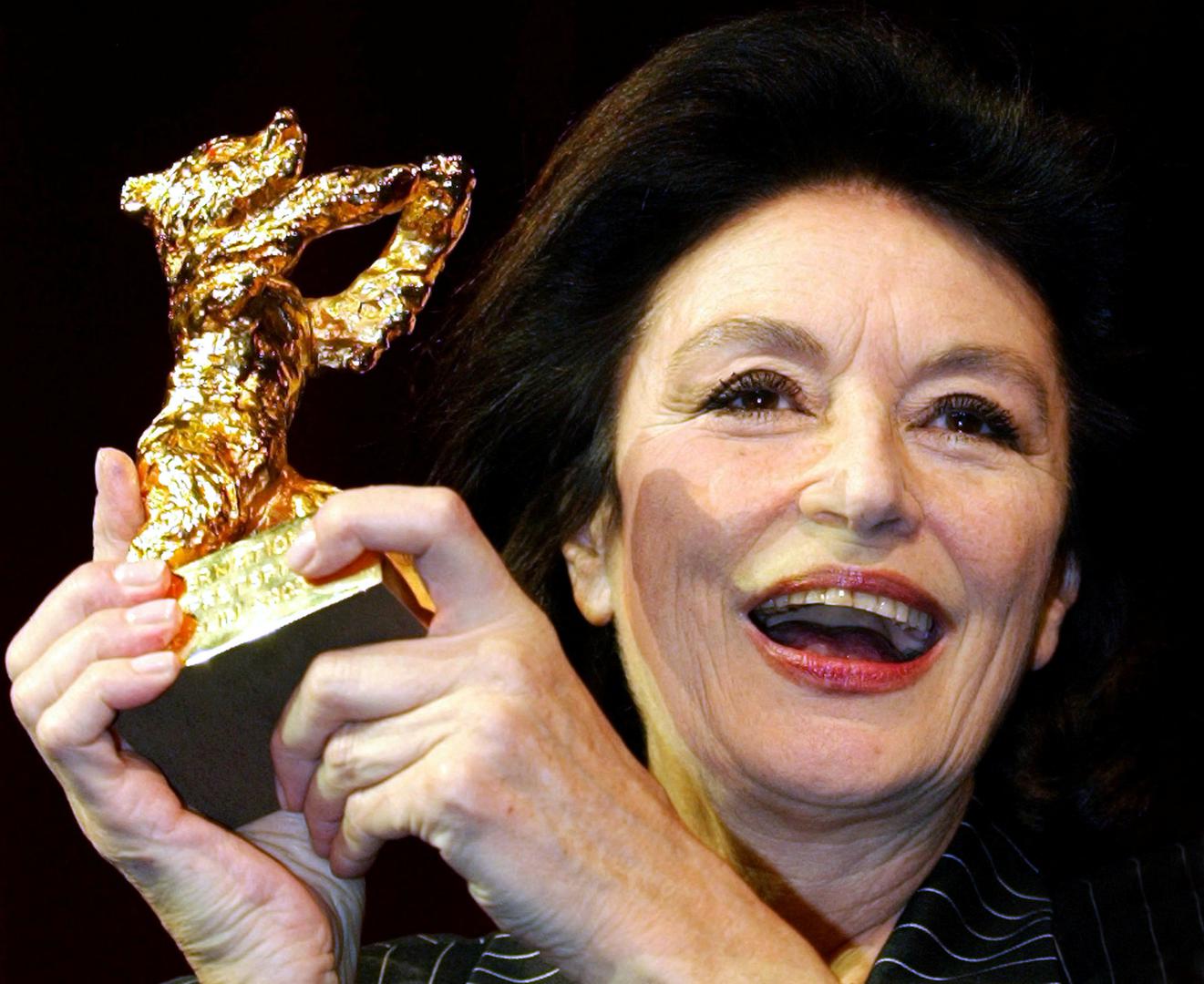 FILE PHOTO: French actress Anouk Aimee laughs as she holds up her Golden Bear award at the 53rd Berlinale International Film Festival in Berlin February 13, 2003. Aimee was honoured with the award for her lifetime archievement. REUTERS/File Photo Photo: Stringer/REUTERS
