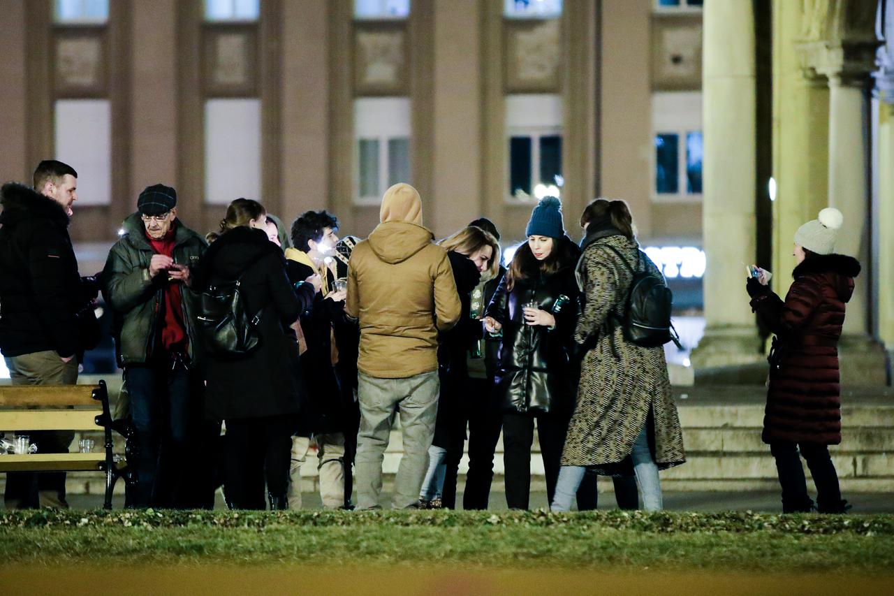 Zagreb: Veselo društvo ispred HNK uz piće i razgovor odlučilo zapaliti prskalice