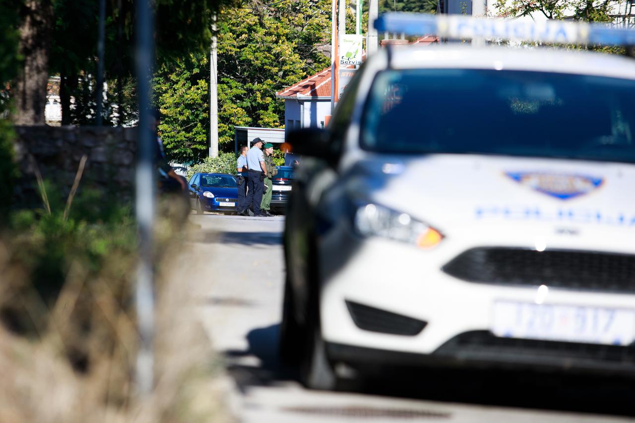 Sinj: Muškarac se zatvorio u kuću i prijeti da će izazvati eksploziju