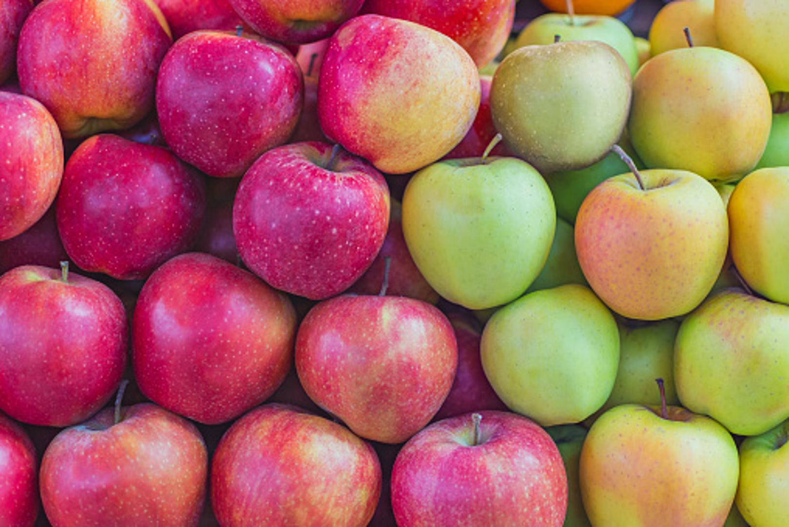 Jabuka sadrži u prosjeku 26 grama proteina, 81 grama ugljikohidrata i 40 grama dijetalnih vlakana, a ne sadrži masnoće i kolesterol. Osigurat će nam i važne vitamine i minerale poput kalcija, kalija, niacina, folata, tiamina, vitamina A, C, E i K.