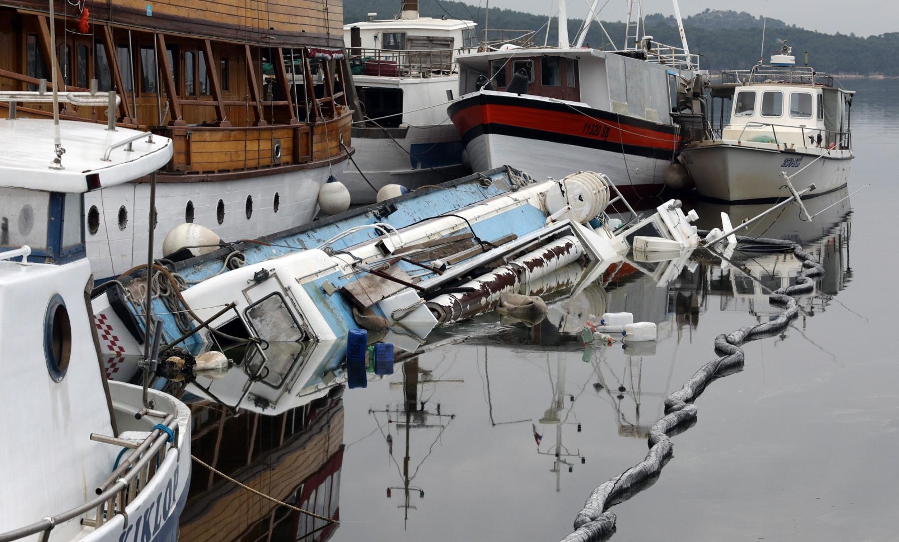 22.12.2020., Sibenik -Katamaran Mislav potonuo je u uvali Svetog Petra ispred sibenske luke.
Photo: Dusko Jaramaz/PIXSELL