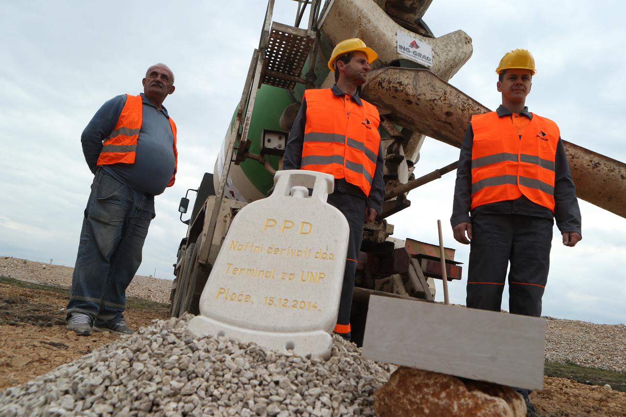 15.12.2014., Ploce - Svecano otvorenje radova na izgradnji terminala za ukapljeni naftni plin (UNP) u Luci Ploce. Predstavljanje projekta i svecanosti na lokaciji Terminala tekucih tereta u Luci Ploce. Photo: Ivo Cagalj/PIXSELL