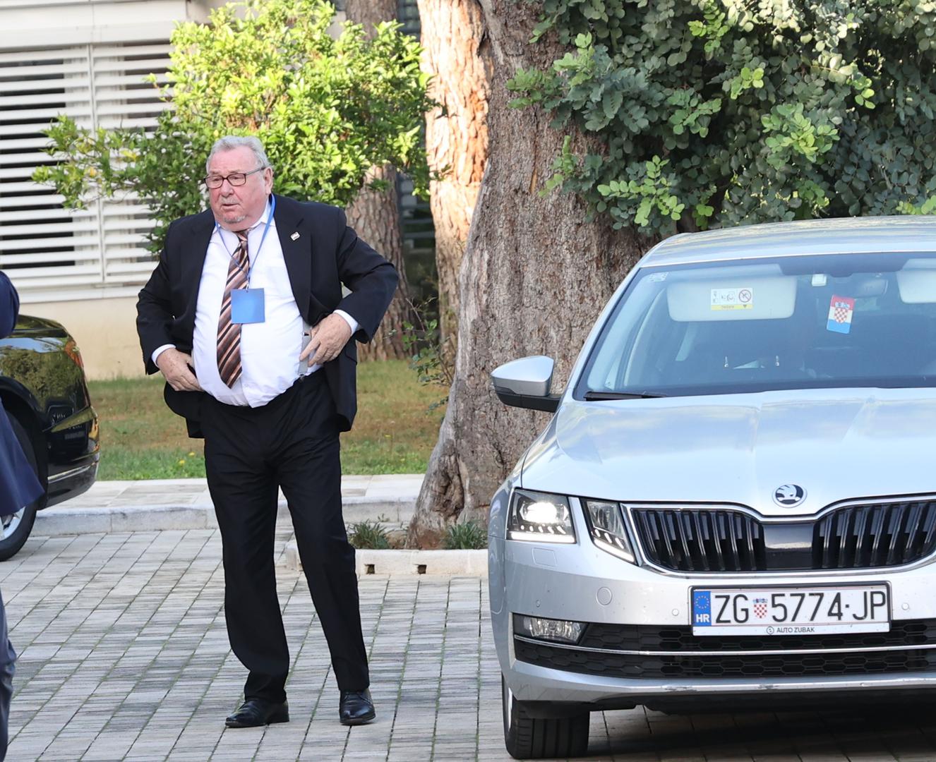 Izvješća o poslovanju stranke će podnijeti i glavni tajnik HDZ-a Krunoslav Katičić te predsjednik Nadzornog odbora, a na dnevnom redu ovog cjelodnevnog događaja su i obraćanja predsjednika Hrvatskog sabora Gordana Jandrokovića i zamjenika predsjednika Medveda.