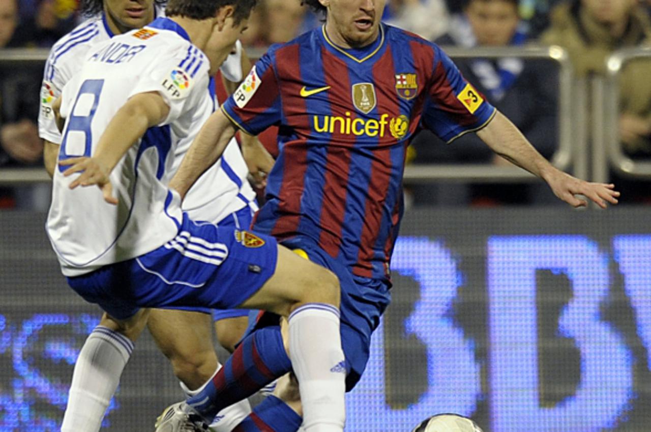 'Barcelona\'s Argentinian forward Lionel Messi (R) vies with Zaragoza\'s midfielder Ander Herrera (L, front) during their Spanish League football match between Zaragoza and Barcelona on March 21, 2010