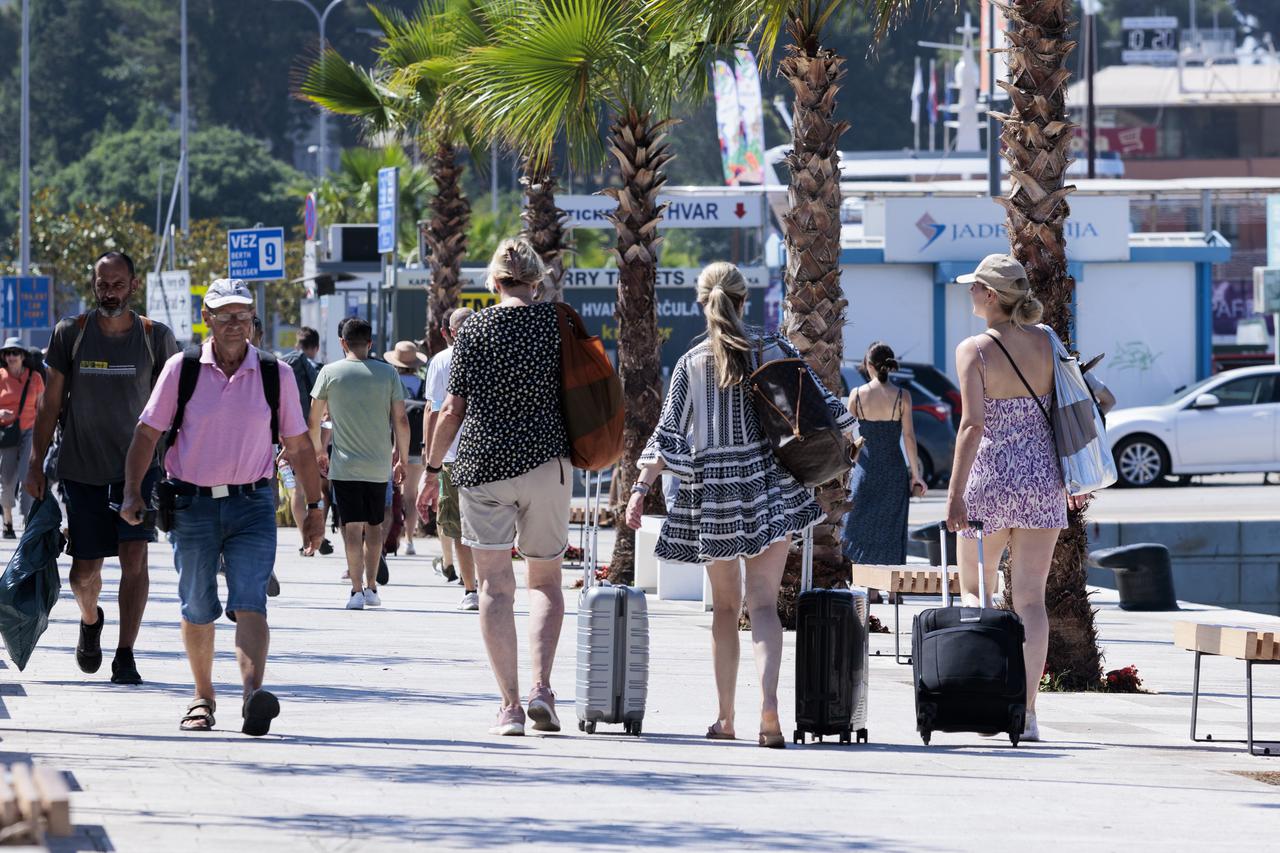 Split: Visoke temperature nisu zaustavile turiste sa koferima na putu prema sljedećoj destinaciji