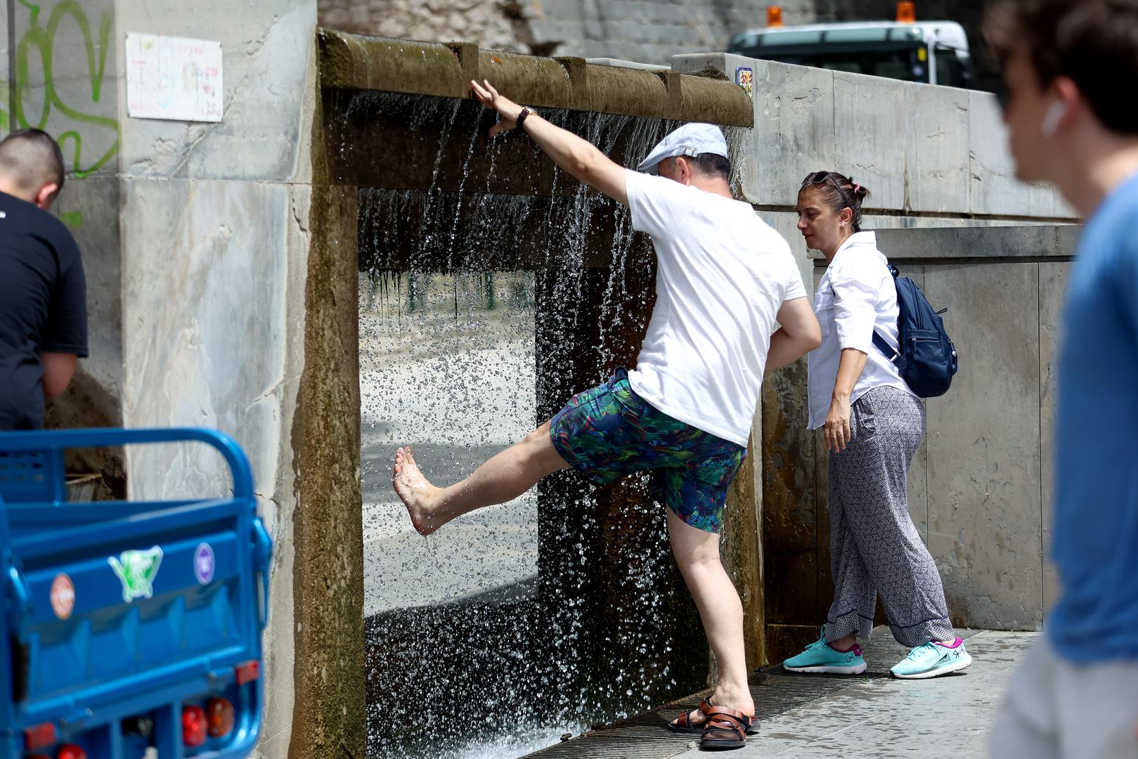 Fotografije donose prizore Splićana i turista kako se nose s toplinskim valom - od uživanja na plažama, preko rashlađenja u fontani do opuštanja u hladovini. 