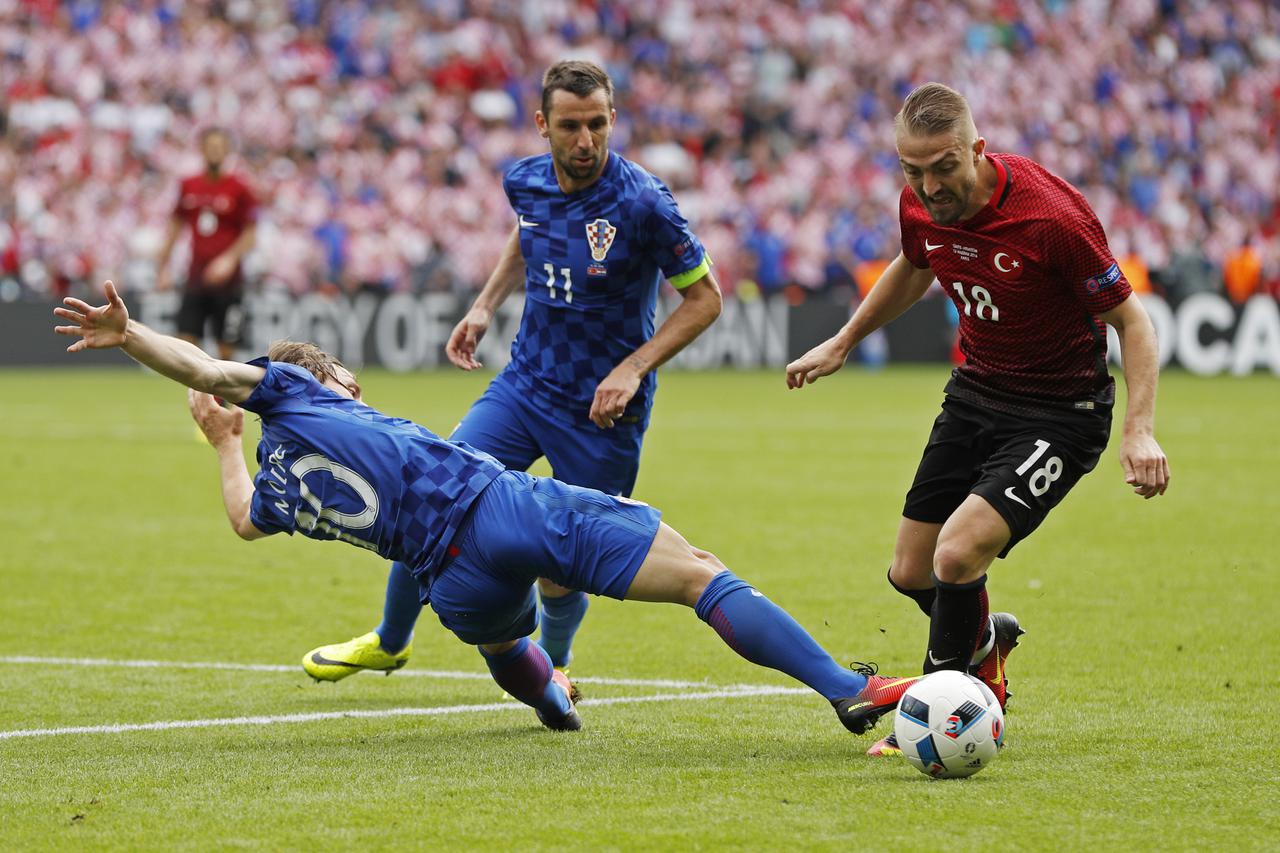 Football Soccer - Turkey v Croatia - EURO 2016 - Group D - Parc des Princes, Paris, France - 12/6/16 Croatia's Luka Modric and Darijo Srna (C) in action with Turkey's Caner Erkin REUTERS/John Sibley Livepic