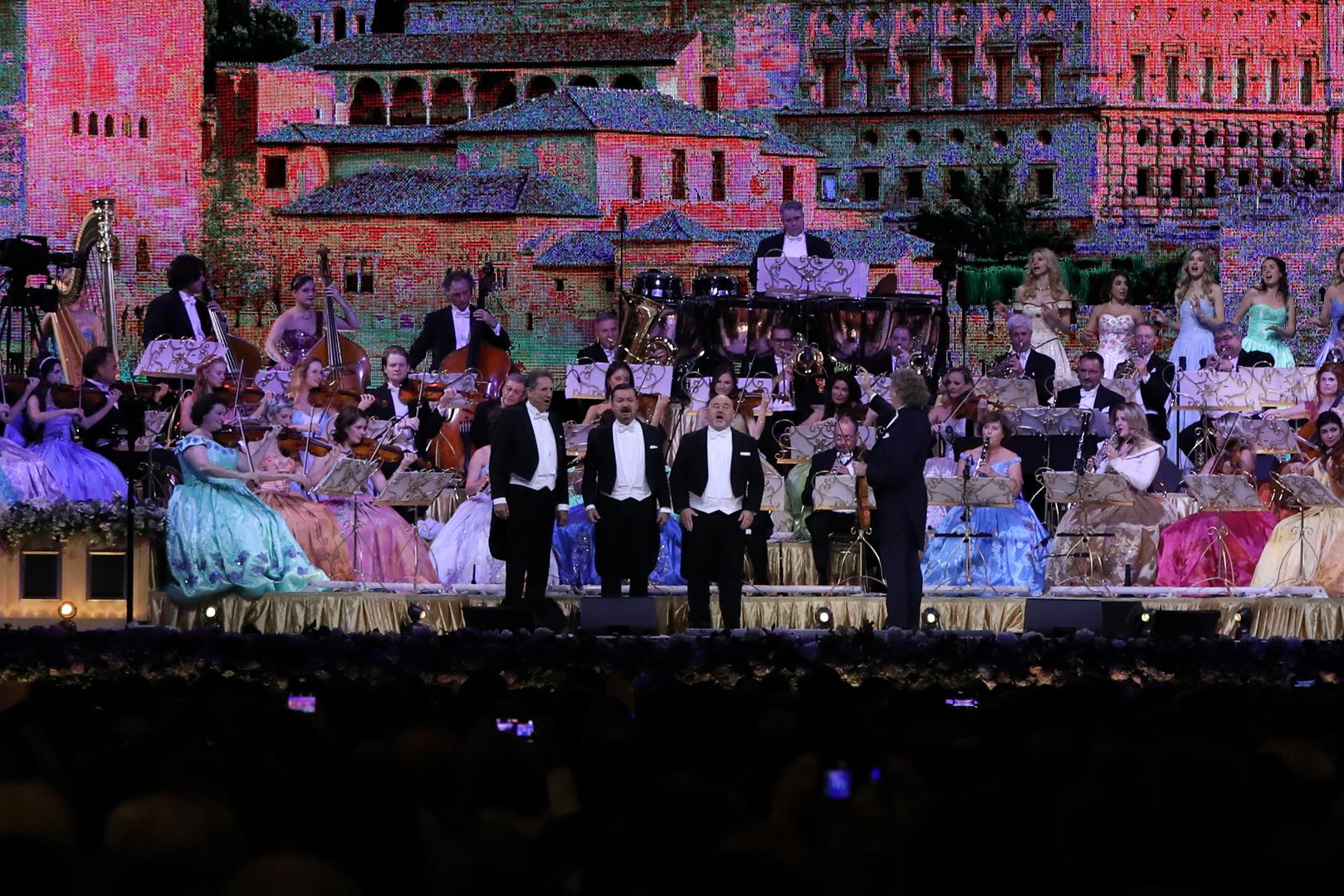 Megapopularni dirigent i virtuoz na violini André Rieu nastupom u zagrebačkoj Areni, po četvrti je put hrvatskoj publici pokazao zašto je jedna od najuspješnijih svjetskih glazbenih zvijezda. 