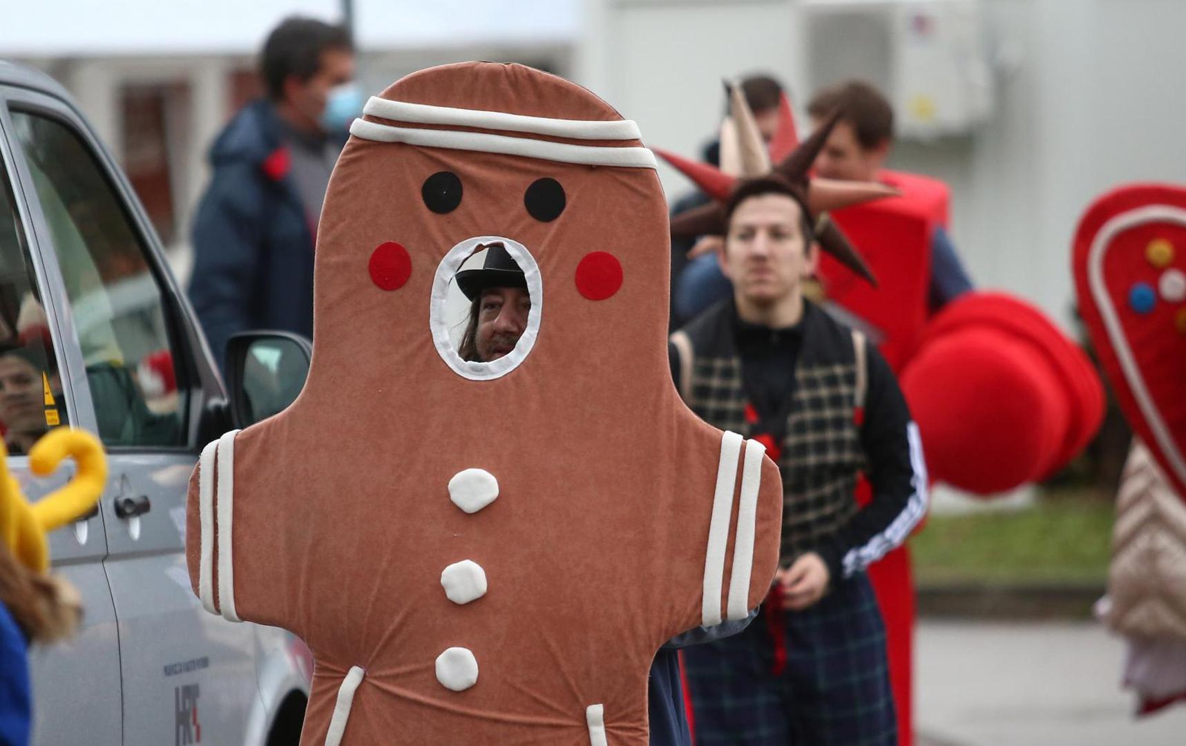 25.12.2020., Zagreb - Dvadeset Zagrebackih umjetnika pjevalo i djelilo poklone ispred Klinici za infektivne bolesti Dr. Fran Mihaljevic. 
Photo: Matija Habljak/PIXSELL