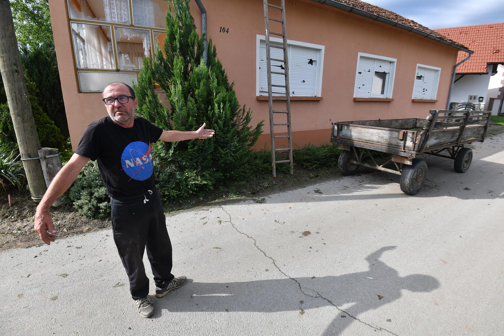 26.05.2022., Veliki Bukovec - Veliko nevrijeme praceno tucom koje je jucer pogodilo podrucje Opcine Veliki Bukovec prouzrocilo je veliku stetu mjestanima koji kazu da je tuca ostetila svaki krov, plastenike, staklenike i usjeve. Mjestani dan nakon nevremena saniraju ostecenja. Photo: Vjeran Zganec Rogulja/PIXSELL