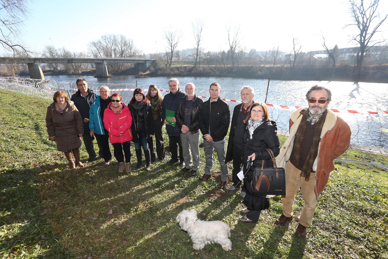 11.12.2015., Metlika, Slovenija - Mjestani Metlike i gradjanske Udruge Zelenih odrzali konferenciju za medije uz rijeku Kupu gdje je sa slovenske strane postavljena bodljikava zica. Stanovnici Bele krajine javno se bune protiv postavljanja zice i Ustavnos