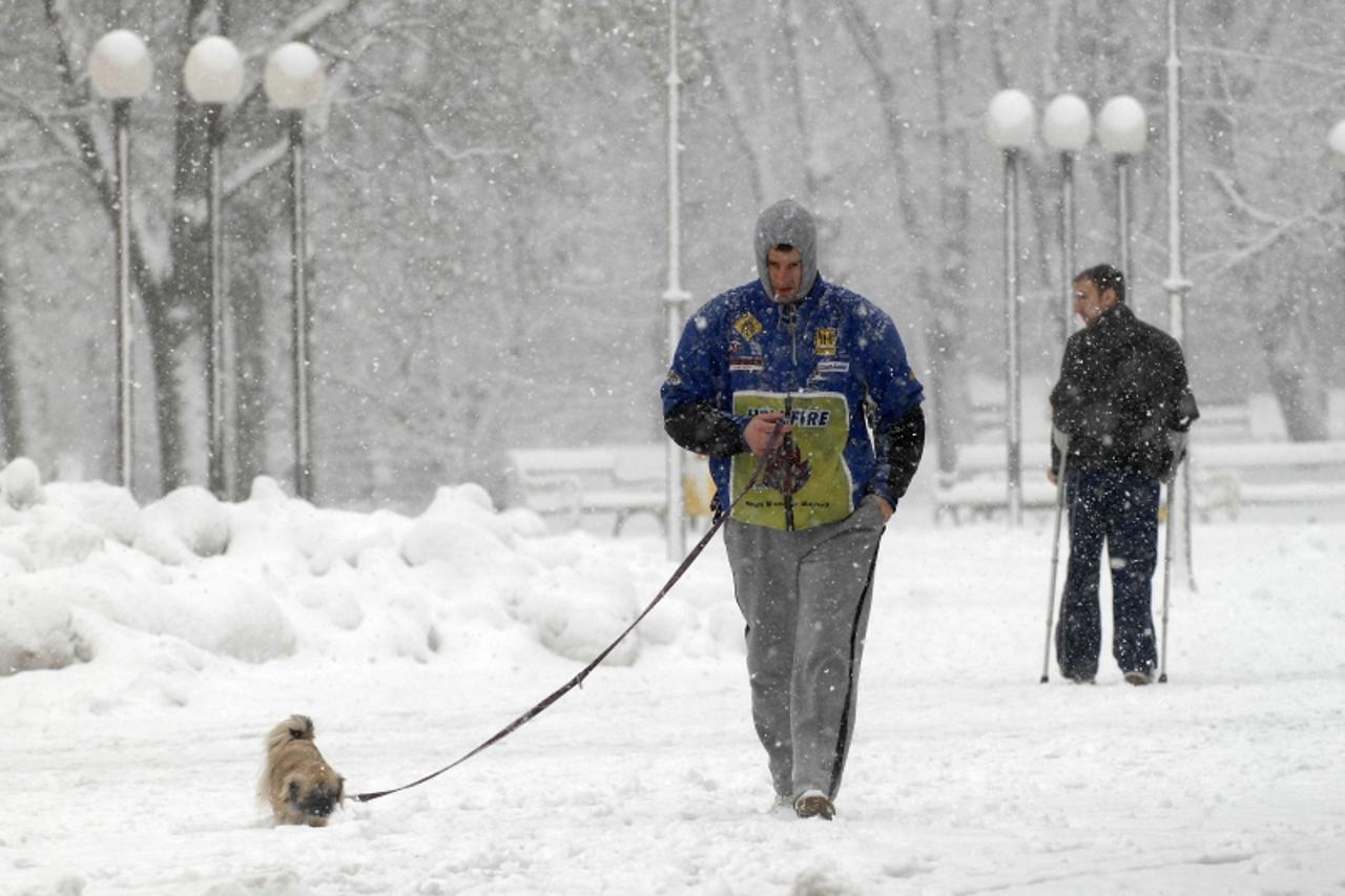 '01.12.2010., Cakovec- Snijeg okovao i Cakovec. Photo: Vjeran Zganec-Rogulja/PIXSELL'